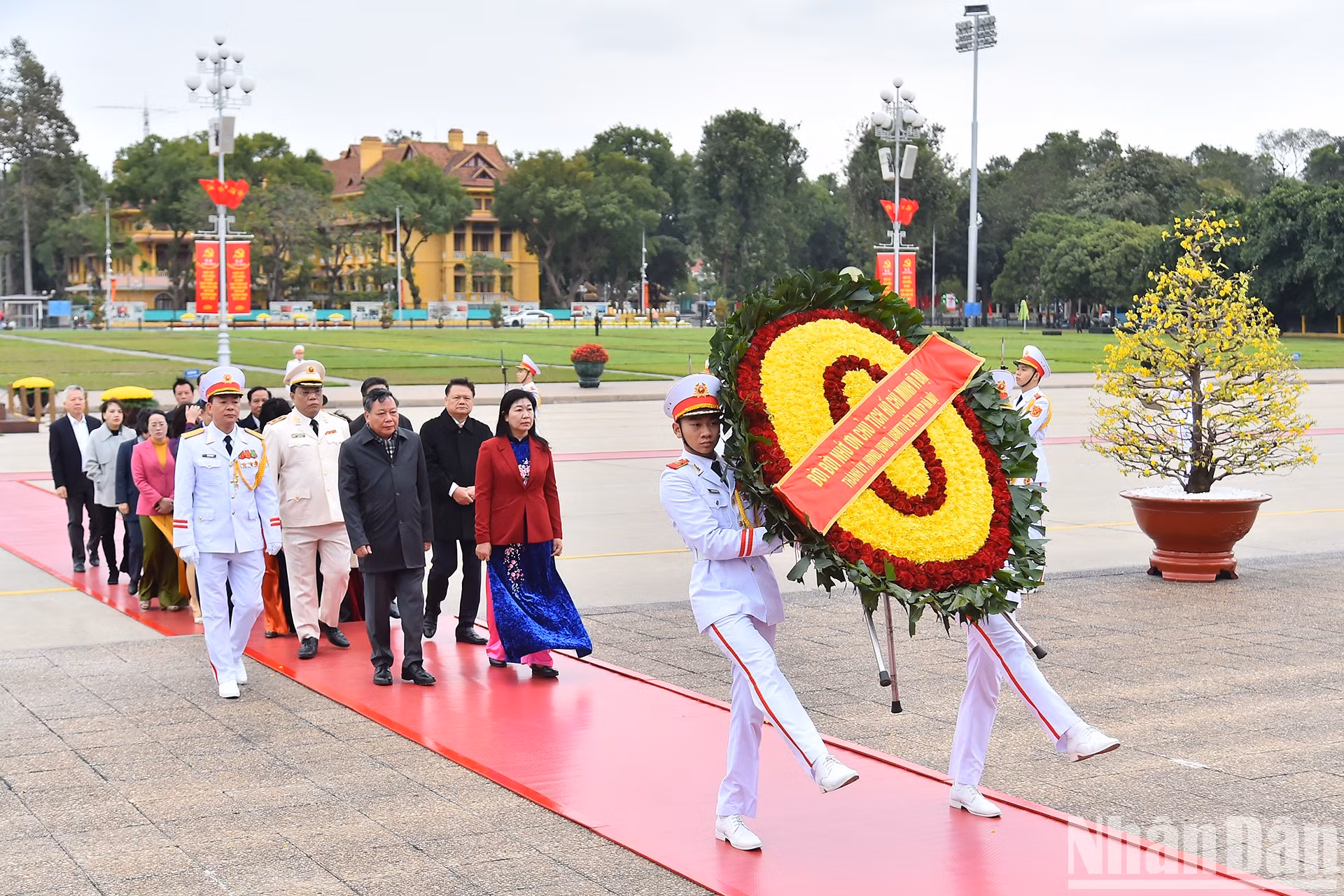 Una delegación de dirigentes del Comité del Partido, el Consejo Popular, el Comité Popular y el Comité del Frente de Hanói rinde homenaje al Presidente Ho Chi Minh depositando flores en su mausoleo. Una delegación de dirigentes del Comité del Partido, el Consejo Popular, el Comité Popular y el Comité del Frente de Hanói rinde homenaje al Presidente Ho Chi Minh depositando flores en su mausoleo.