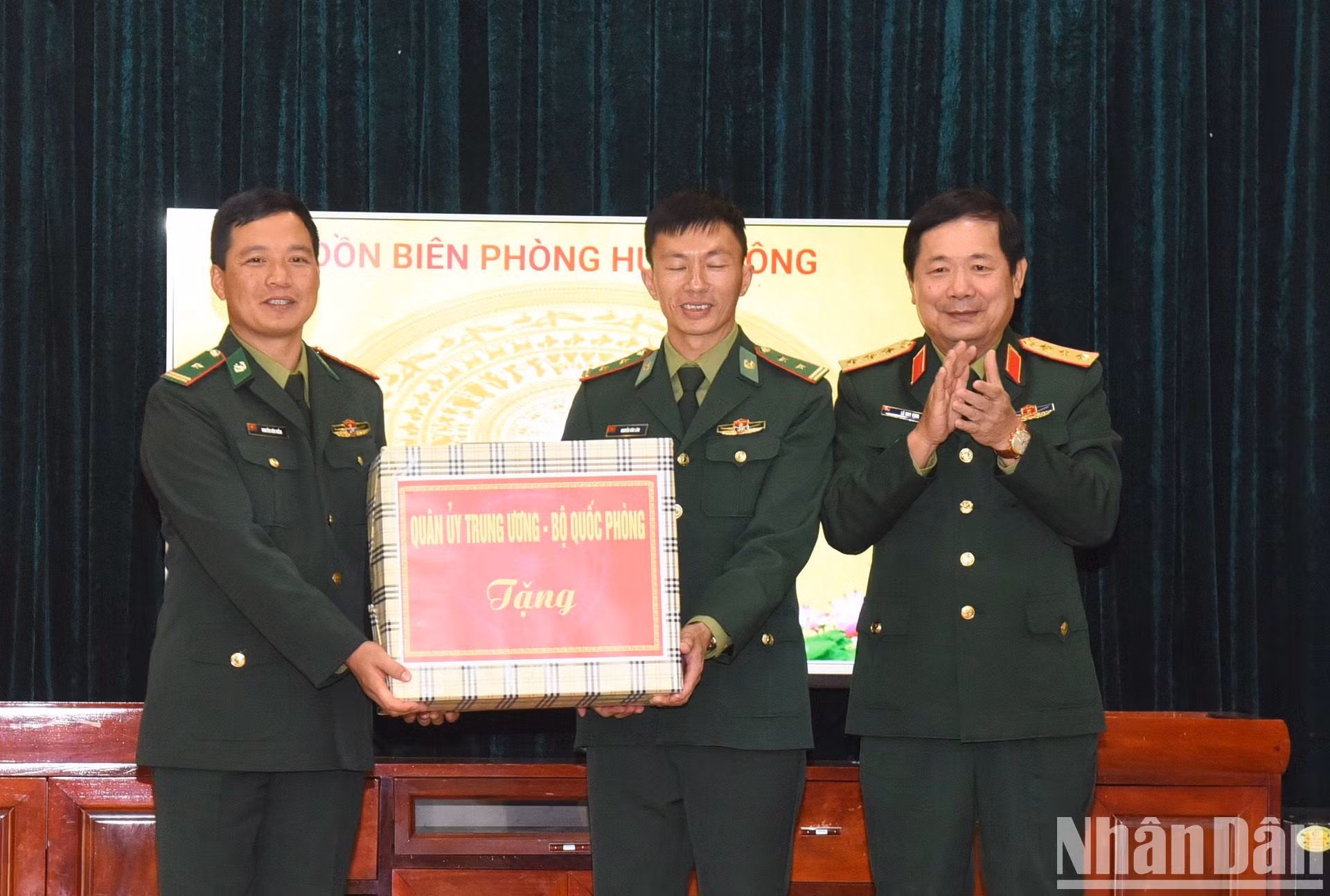 El teniente general Le Huy Vinh, viceministro de Defensa, otorga obsequios a los oficiales y soldados. El teniente general Le Huy Vinh, viceministro de Defensa, otorga obsequios a los oficiales y soldados.