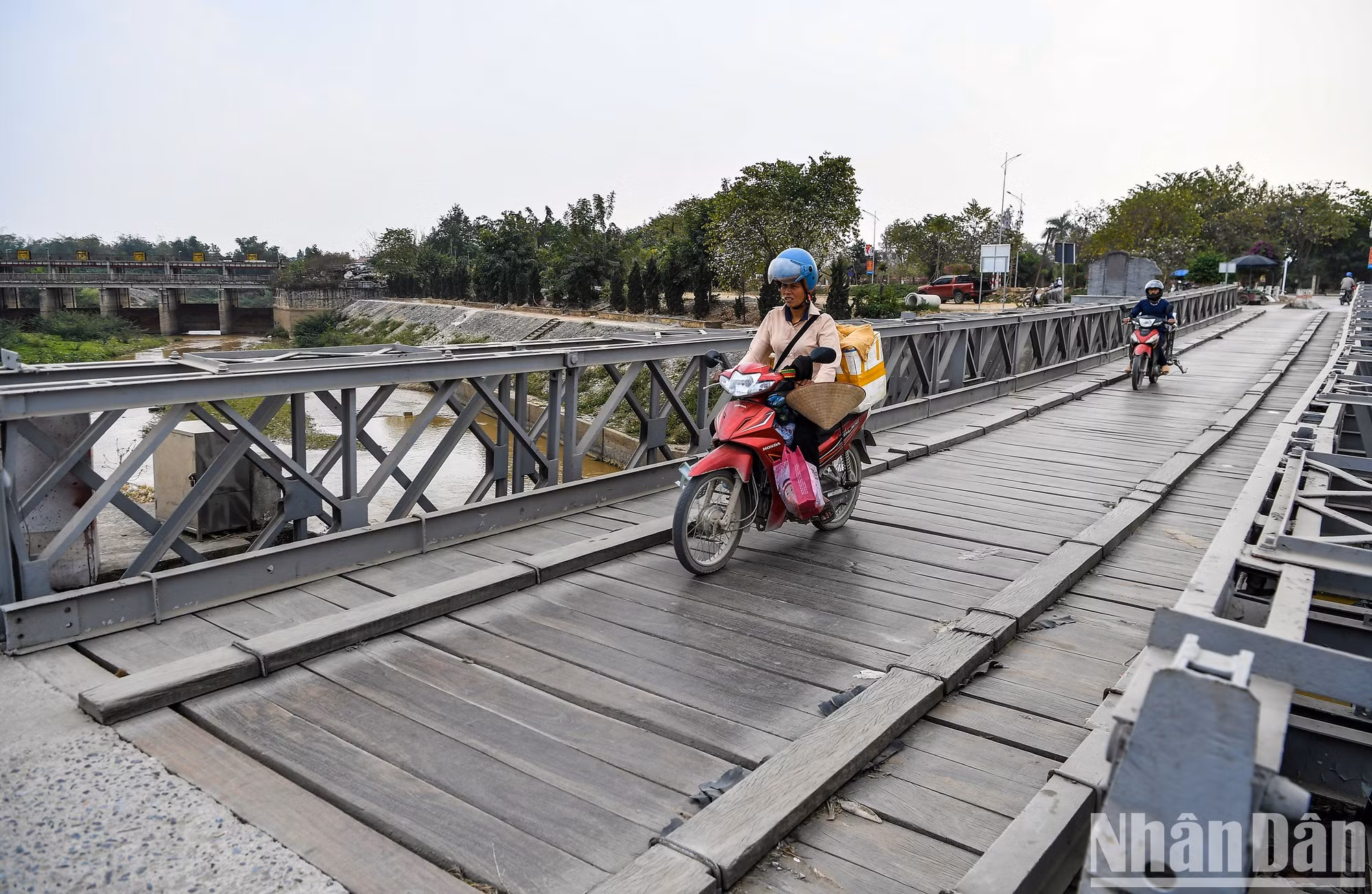 Por el histórico puente Muong Thanh cruzaron soldados vietnamitas la tarde del 7 de mayo de 1954 soldados del Ejército Popular del Viet Cong, camino del cuartel general del ejército francés para capturar al comandante de las tropas francesas en Dien Bien, el general De Castries, lo que supuso el colapso del colonialismo en el campo de batalla de Dien Bien Phu. En los 70 años transcurridos desde entonces, el puente ha sido reparado muchas veces, pero aún conserva su estructura original.