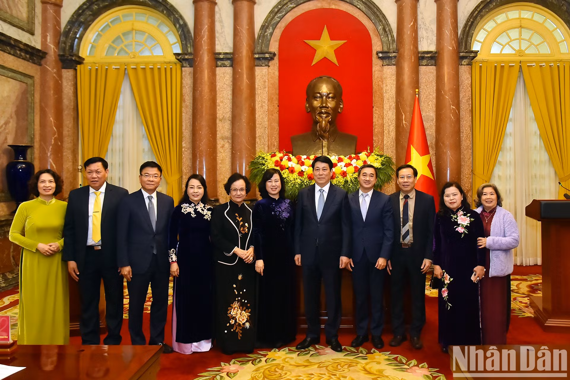 El presidente vietnamita, Luong Cuong, y delegados en la reunión.