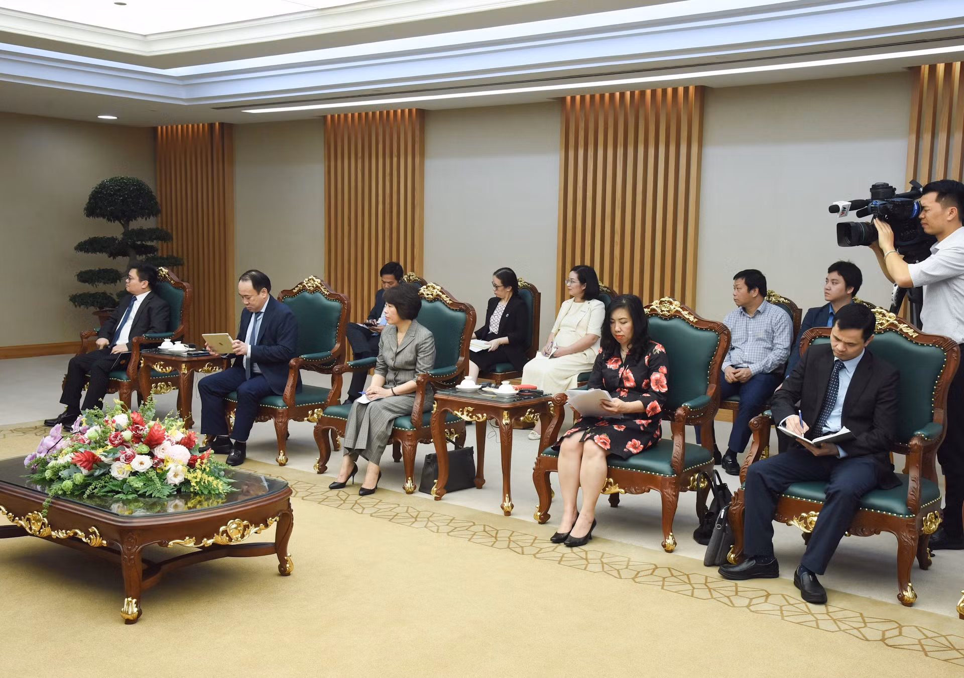 Representantes de ministerios, departamentos y sectores del Gobierno vietnamita.