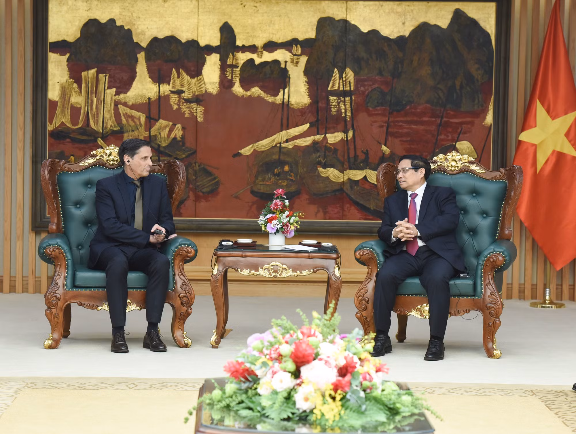 El primer ministro vietnamita, Pham Minh Chinh, recibe a Klaus Zellmer, presidente del Grupo checo de Skoda Auto.