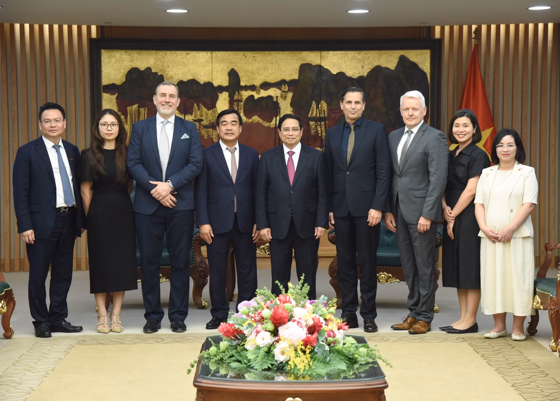 El primer ministro vietnamita, Pham Minh Chinh; Klaus Zellmer, presidente del Grupo checo de Skoda Auto y los delegados.