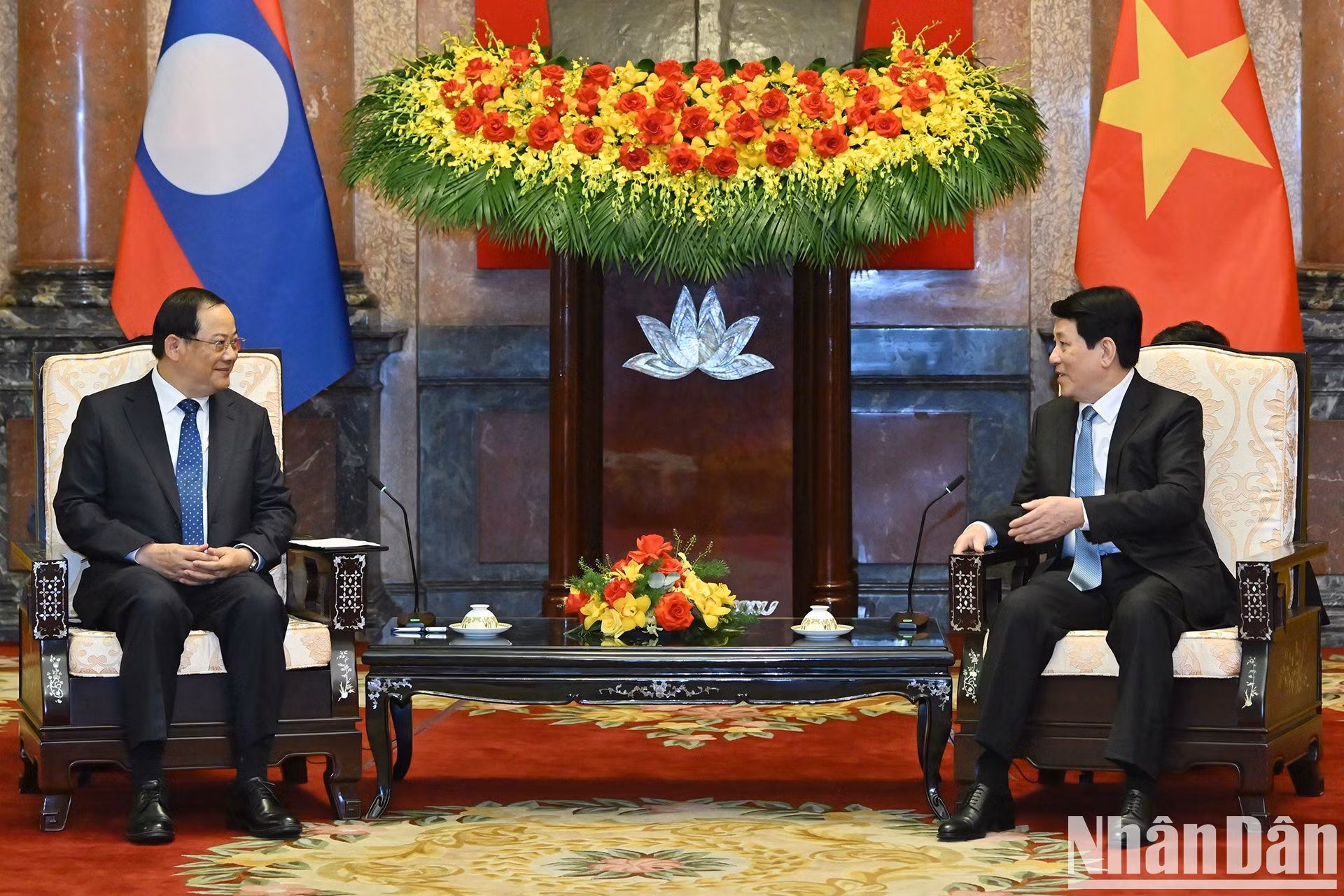El presidente vietnamita, Luong Cuong, recibe al premier de Laos, Sonexay Siphandone.