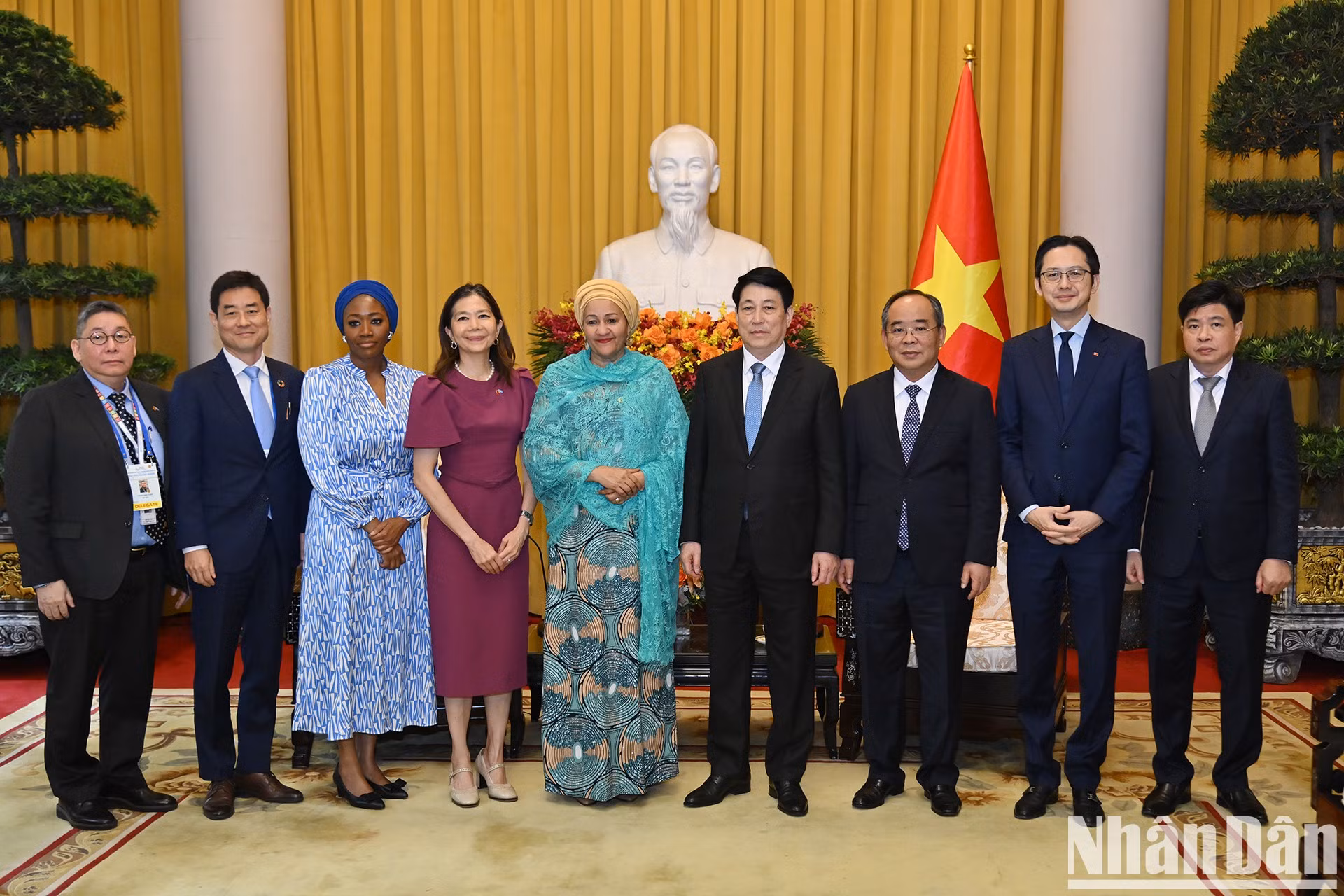 El presidente vietnamita, Luong Cuong, la vicesecretaria general de la ONU, Amina J. Mohammed, y delegados en la cita.