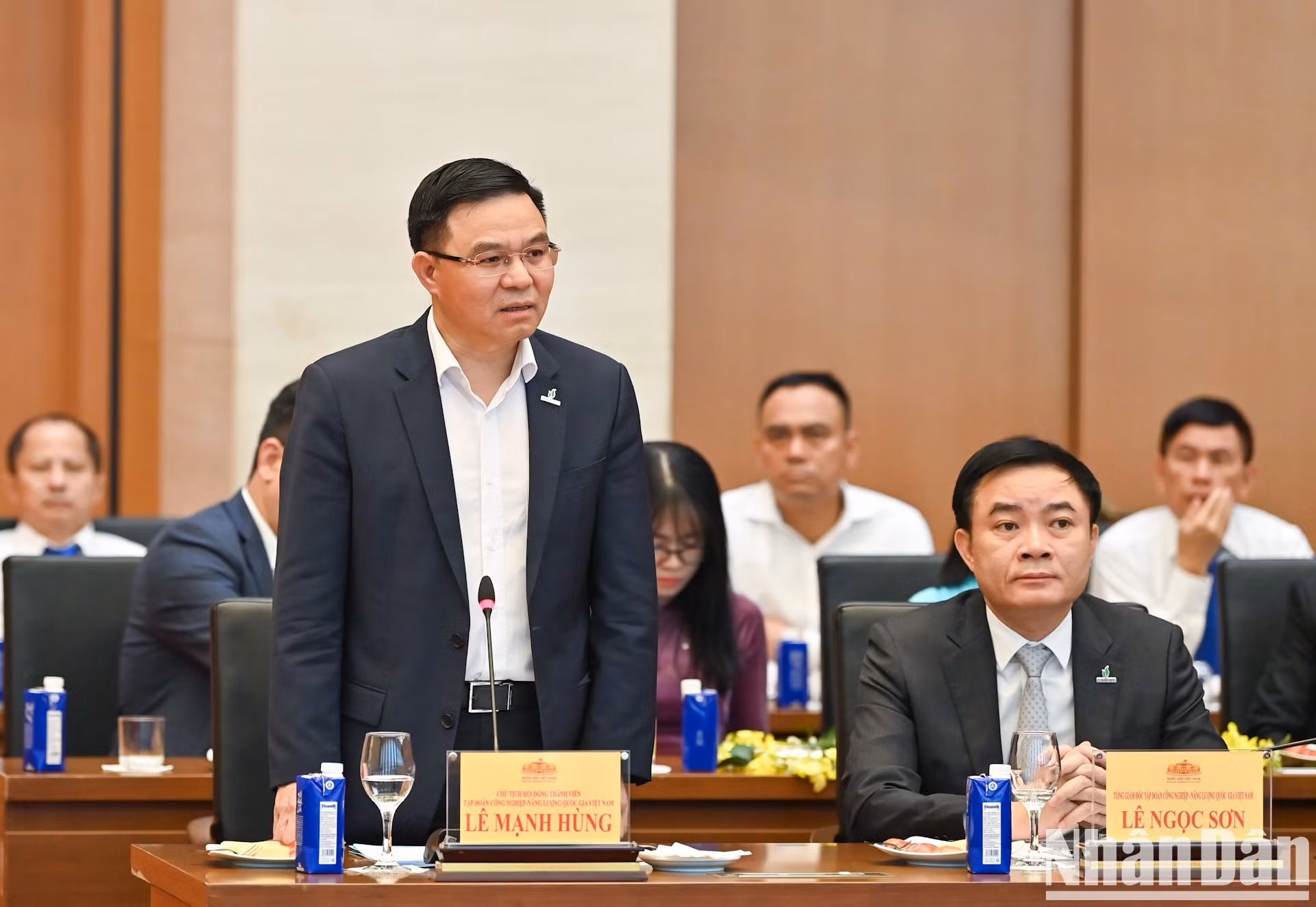 El presidente del Grupo Nacional de Industria y Energía de Vietnam, Le Manh Hung, interviene en la reunión.