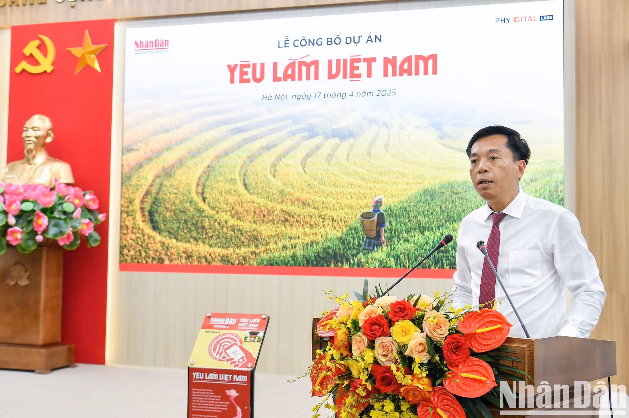 El subdirector del Servicio de Turismo de la provincia de Quang Ninh, Nguyen Lam Nguyen, expresó su honor cuando Quang Ninh tiene cuatro ubicaciones seleccionadas para colocar placas con chips NFC. El subdirector del Servicio de Turismo de la provincia de Quang Ninh, Nguyen Lam Nguyen, expresó su honor cuando Quang Ninh tiene cuatro ubicaciones seleccionadas para colocar placas con chips NFC.