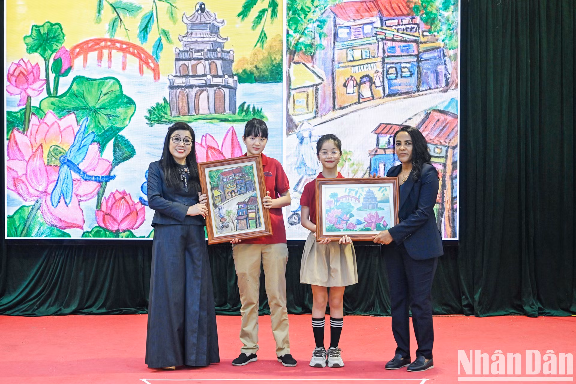Las dos damas reciben un cuadro especial creado por estudiantes ciegos.
