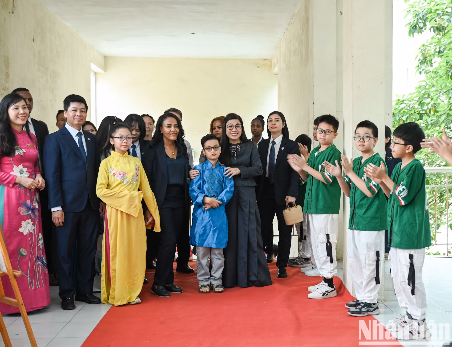 La junta directiva y los profesores de la escuela Nguyen Dinh Chieu dan la bienvenida a ambas damas.