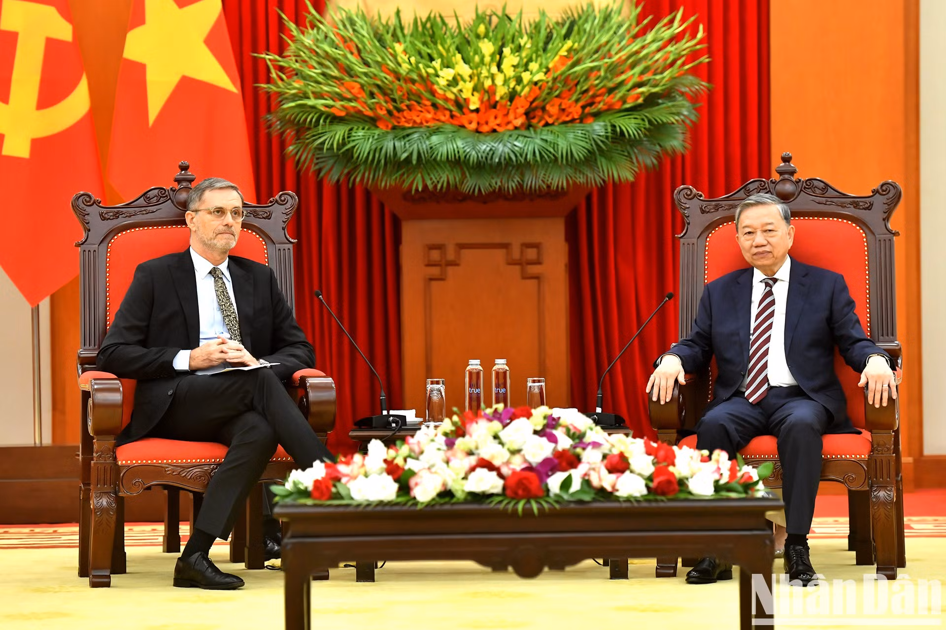El secretario general del Partido Comunista de Vietnam, To Lam, y el embajador de Francia en Hanói, Olivier Brochet.