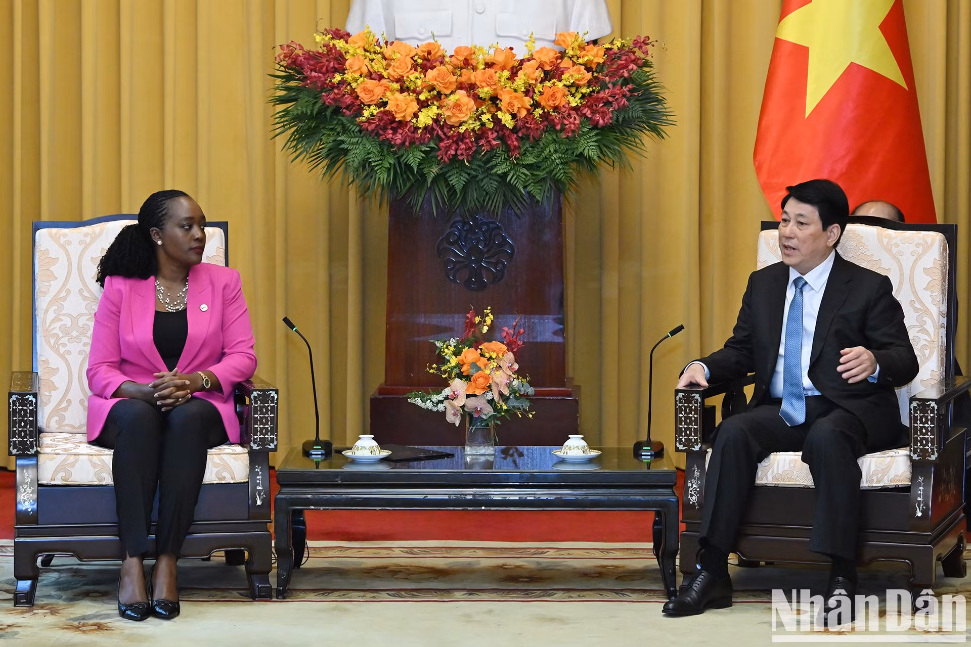 El presidente vietnamita, Luong Cuong recibe a la ministra de Defensa de Kenia, Soipan Tuya.