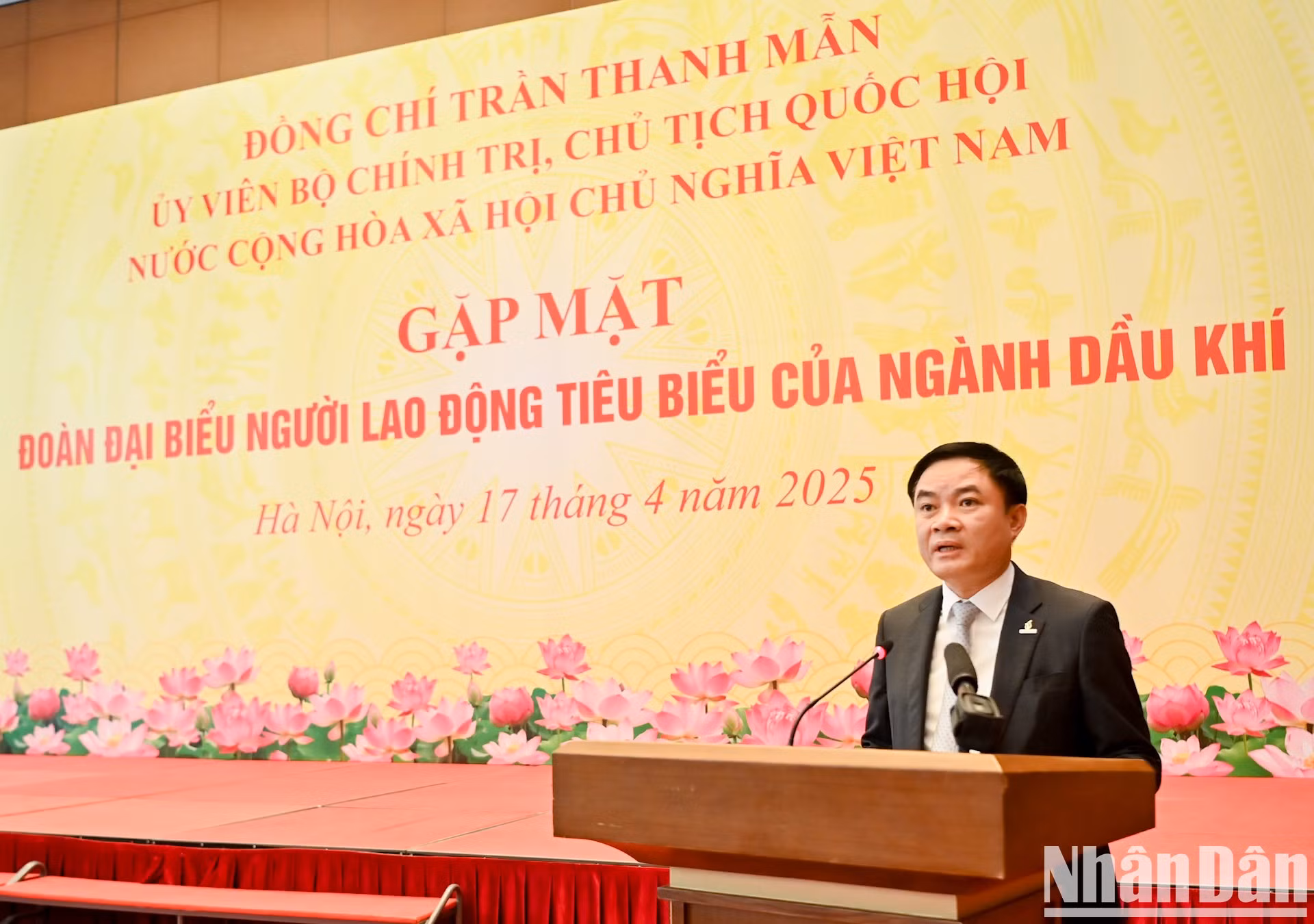 El director general del Grupo Nacional de Industria y Energía de Vietnam, Le Ngoc Son, habla en la cita.