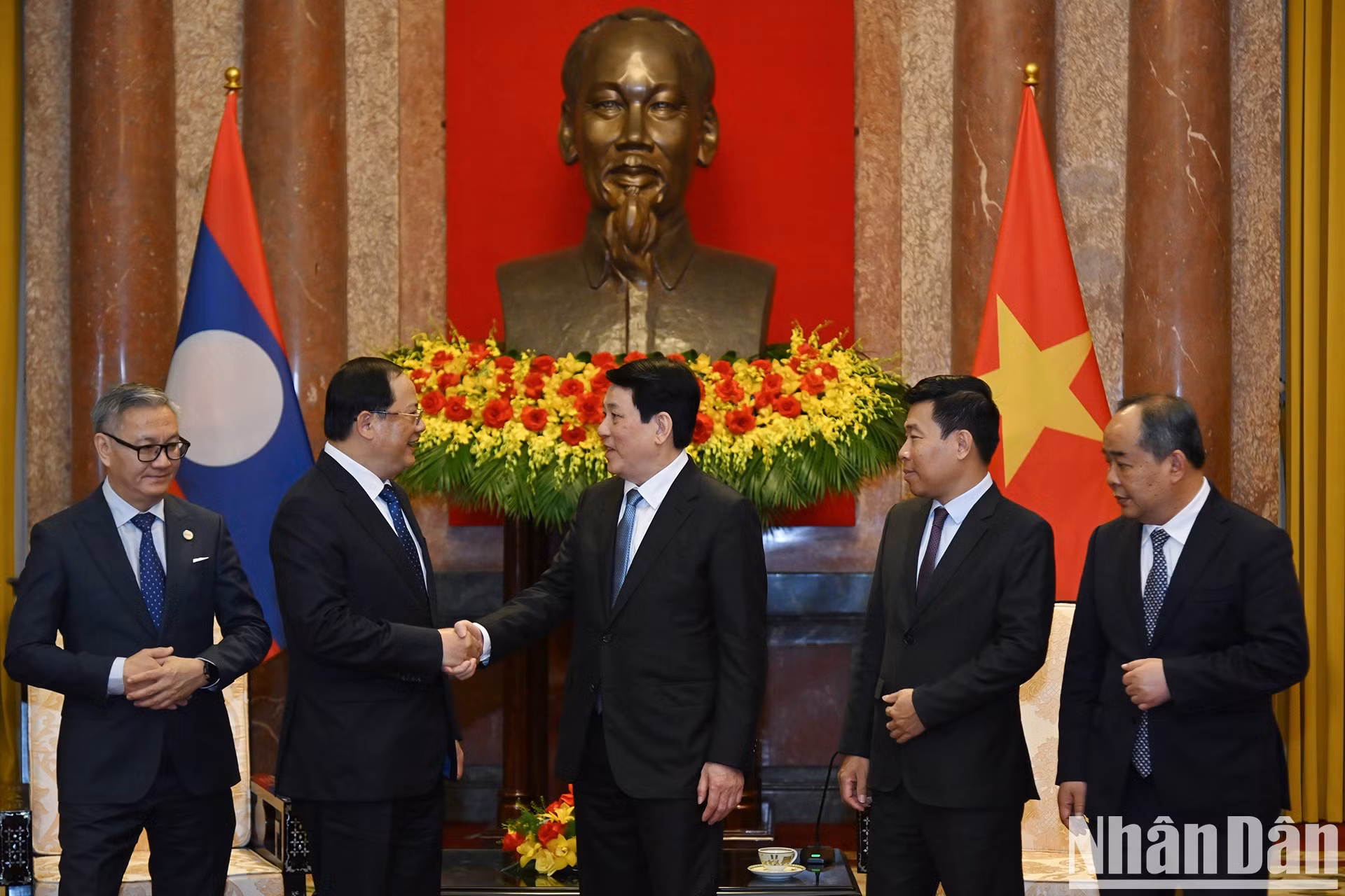 El presidente vietnamita, Luong Cuong, habla con el primer ministro de Laos, Sonexay Siphandone, al margen de la recepción.