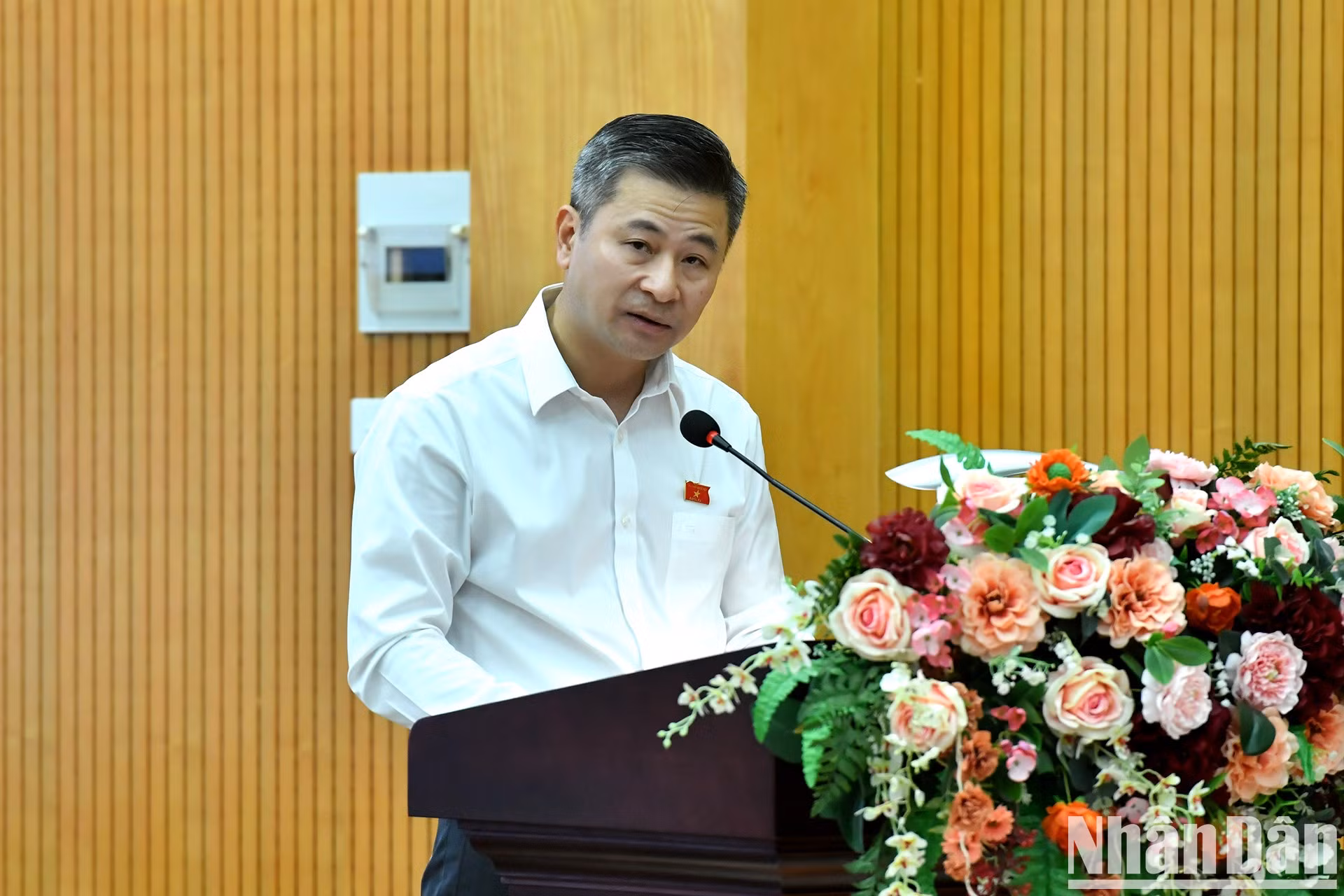 El diputado Nguyen Phi Thuong habla en el acto.