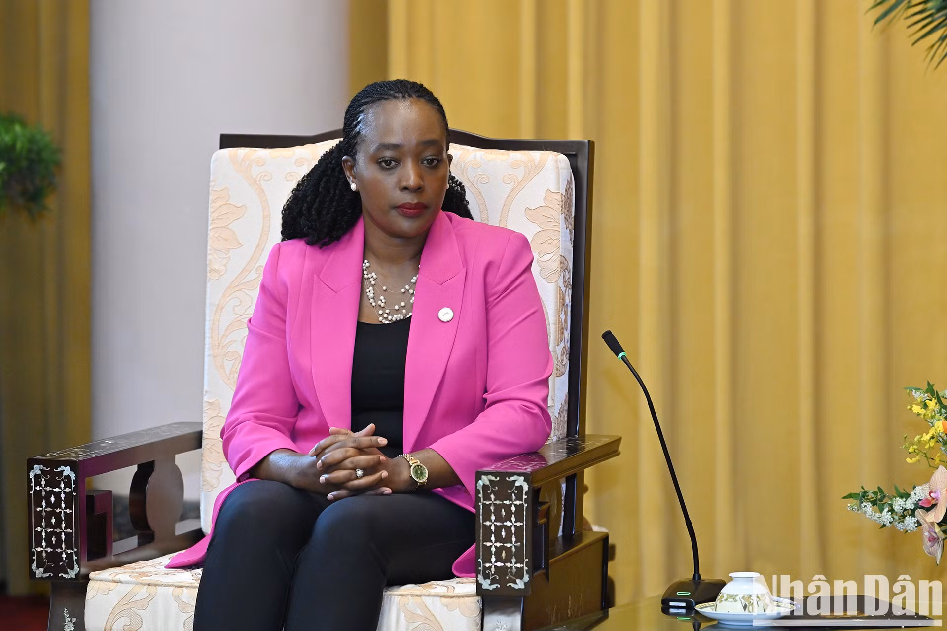 La ministra de Defensa de Kenia, Soipan Tuya, interviene en la cita.
