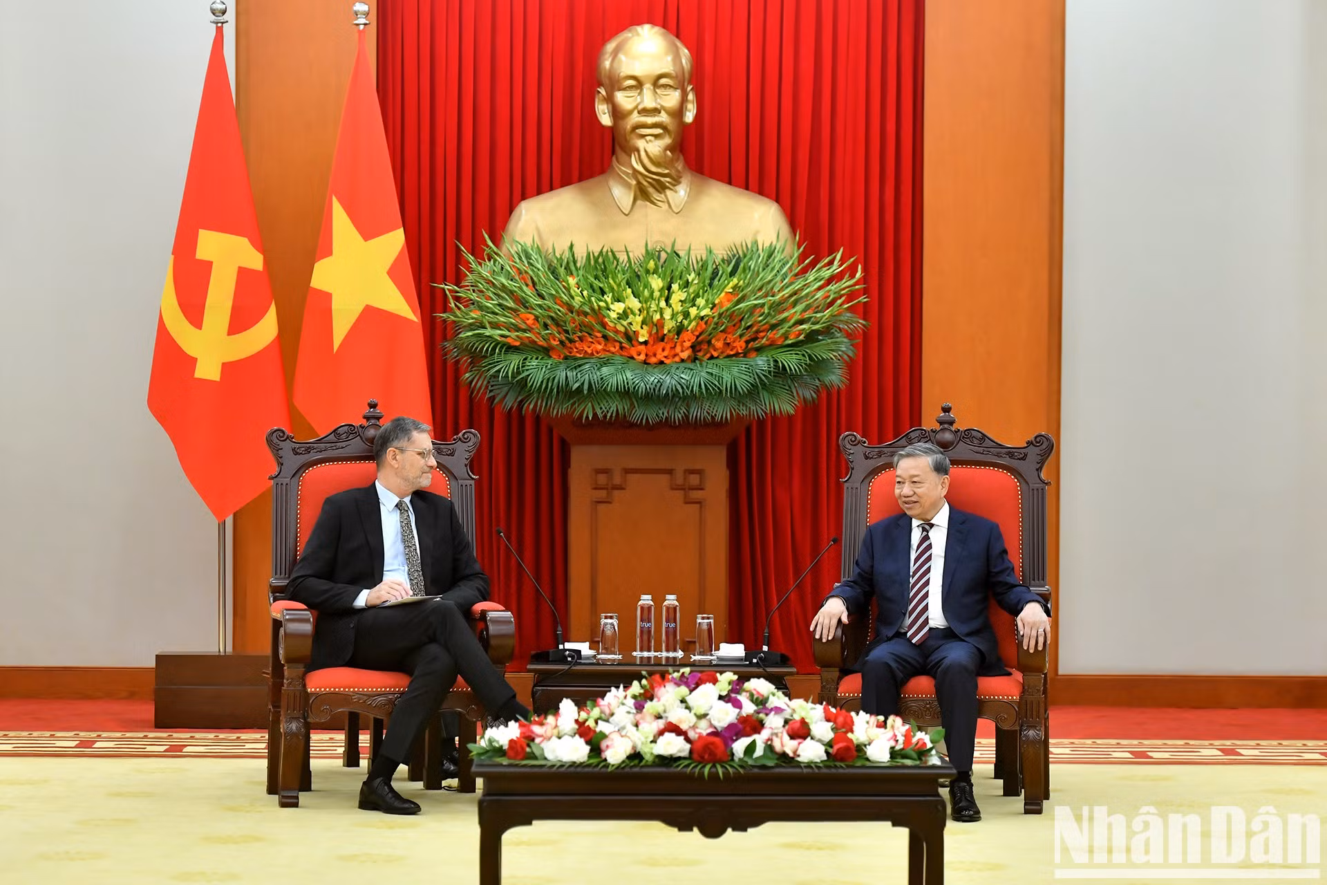 El secretario general del Partido Comunista de Vietnam, To Lam, recibe al embajador de Francia en Hanói, Olivier Brochet.