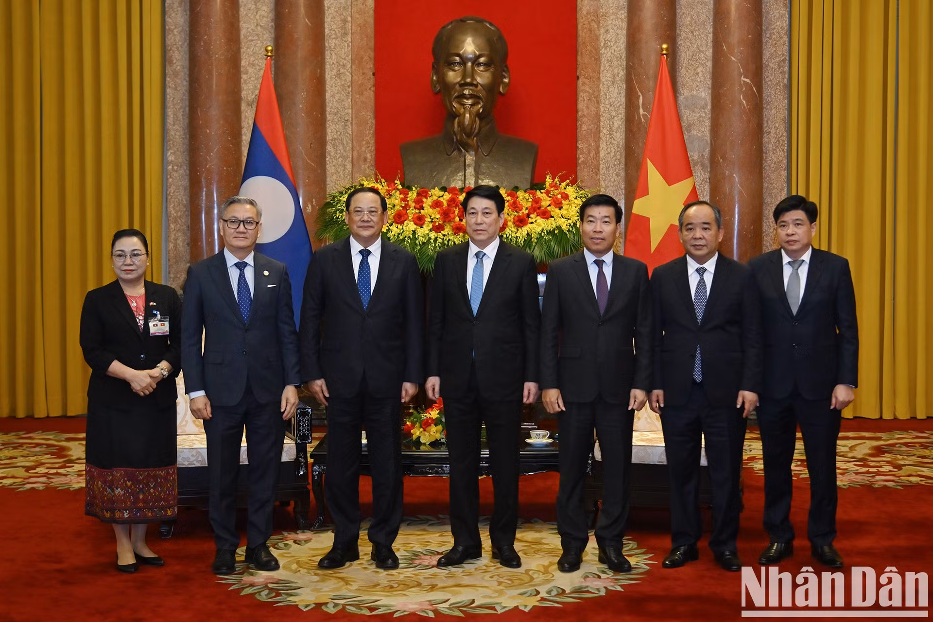 El presidente de Vietnam, Luong Cuong, y el primer ministro de Laos, Sonexay Siphandone, y delegados de ambos países.