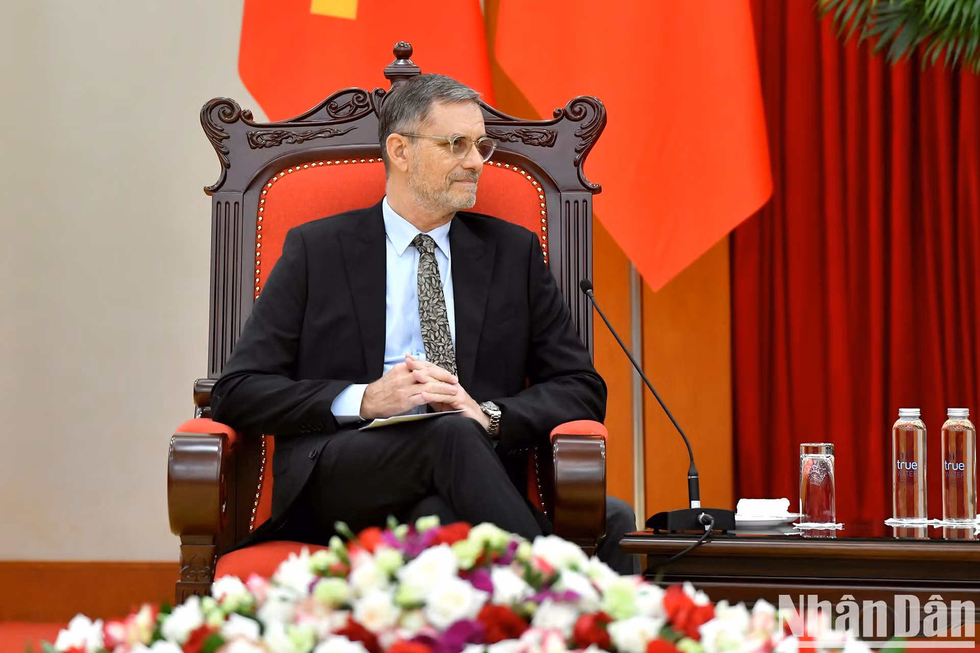 El embajador de Francia en Vietnam, Olivier Brochet.