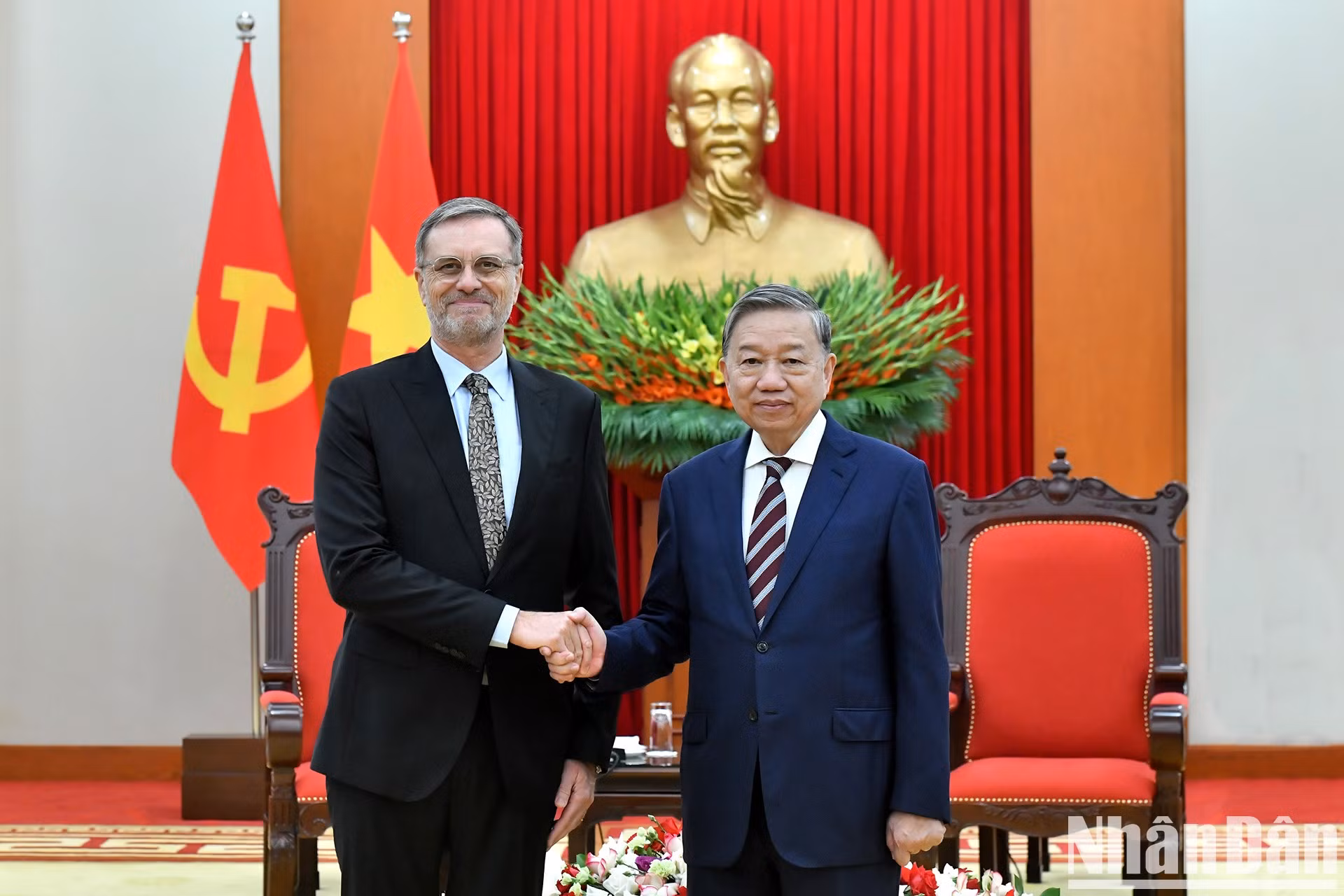 El secretario general del Partido Comunista de Vietnam, To Lam, y el embajador de Francia en Hanói, Olivier Brochet.