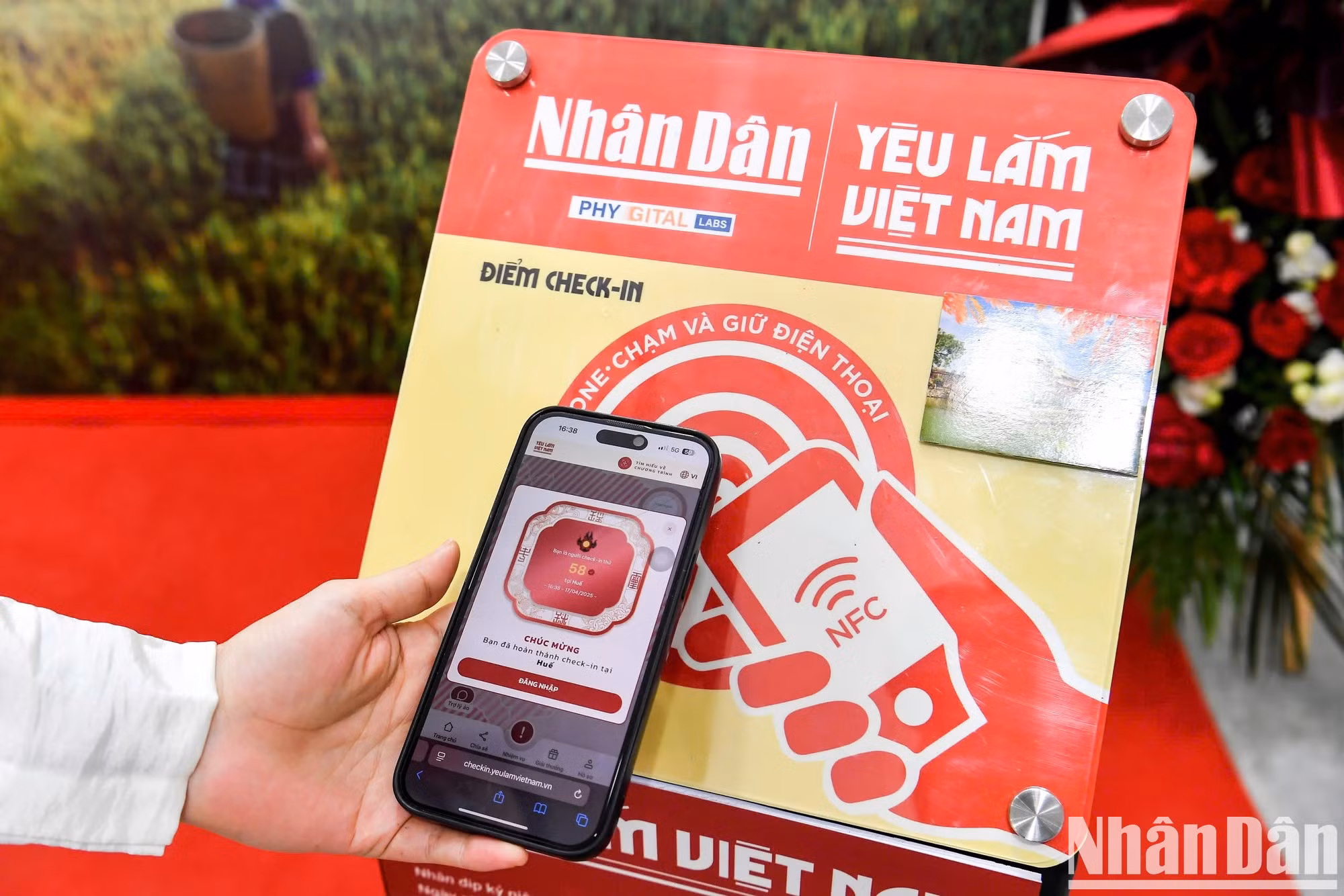 Con la placa NFC, los viajeros solo tienen que escanear para participar en el viaje "Vietnam te quiero", sin necesidad de instalar ninguna aplicación. Con la placa NFC, los viajeros solo tienen que escanear para participar en el viaje "Vietnam te quiero", sin necesidad de instalar ninguna aplicación.