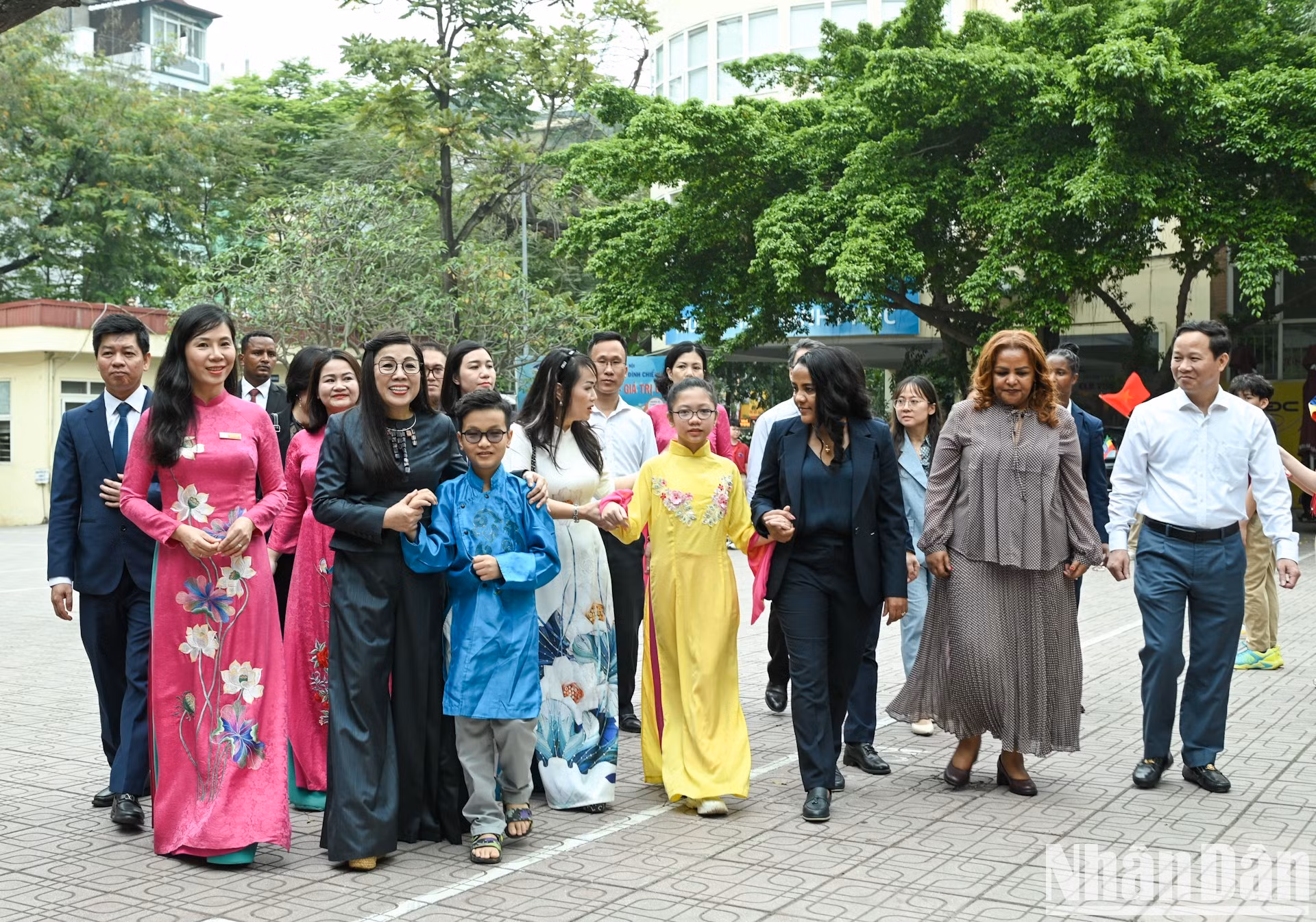 Las dos damas y la delegación en el campus.