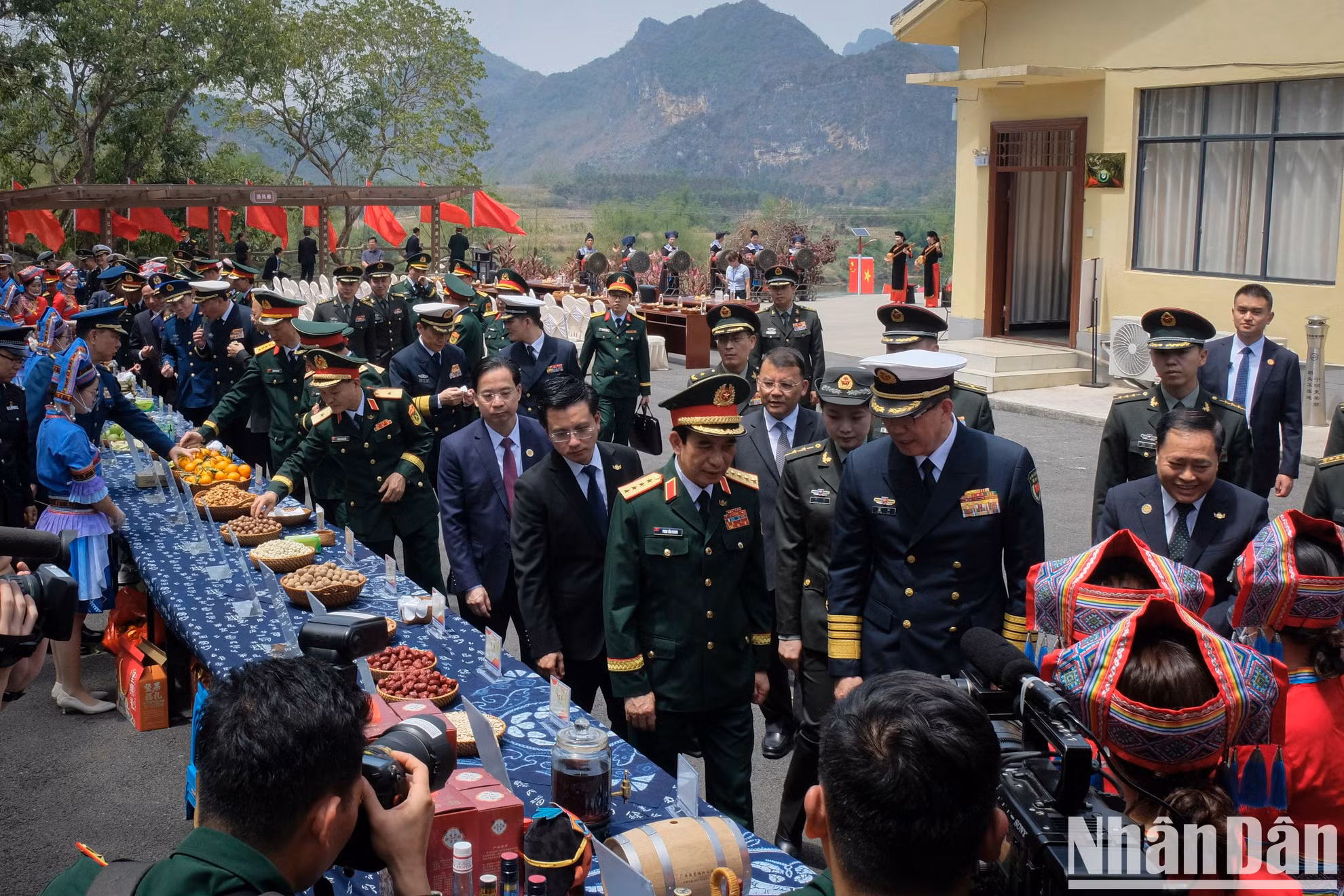 Los dos ministros de Defensa de Vietnam y China y delegaciones de ambos países visitan la aldea modelo de Zhulian, ciudad de Pingxiang, región autónoma china Zhuang. Los dos ministros de Defensa de Vietnam y China y delegaciones de ambos países visitan la aldea modelo de Zhulian, ciudad de Pingxiang, región autónoma china Zhuang.
