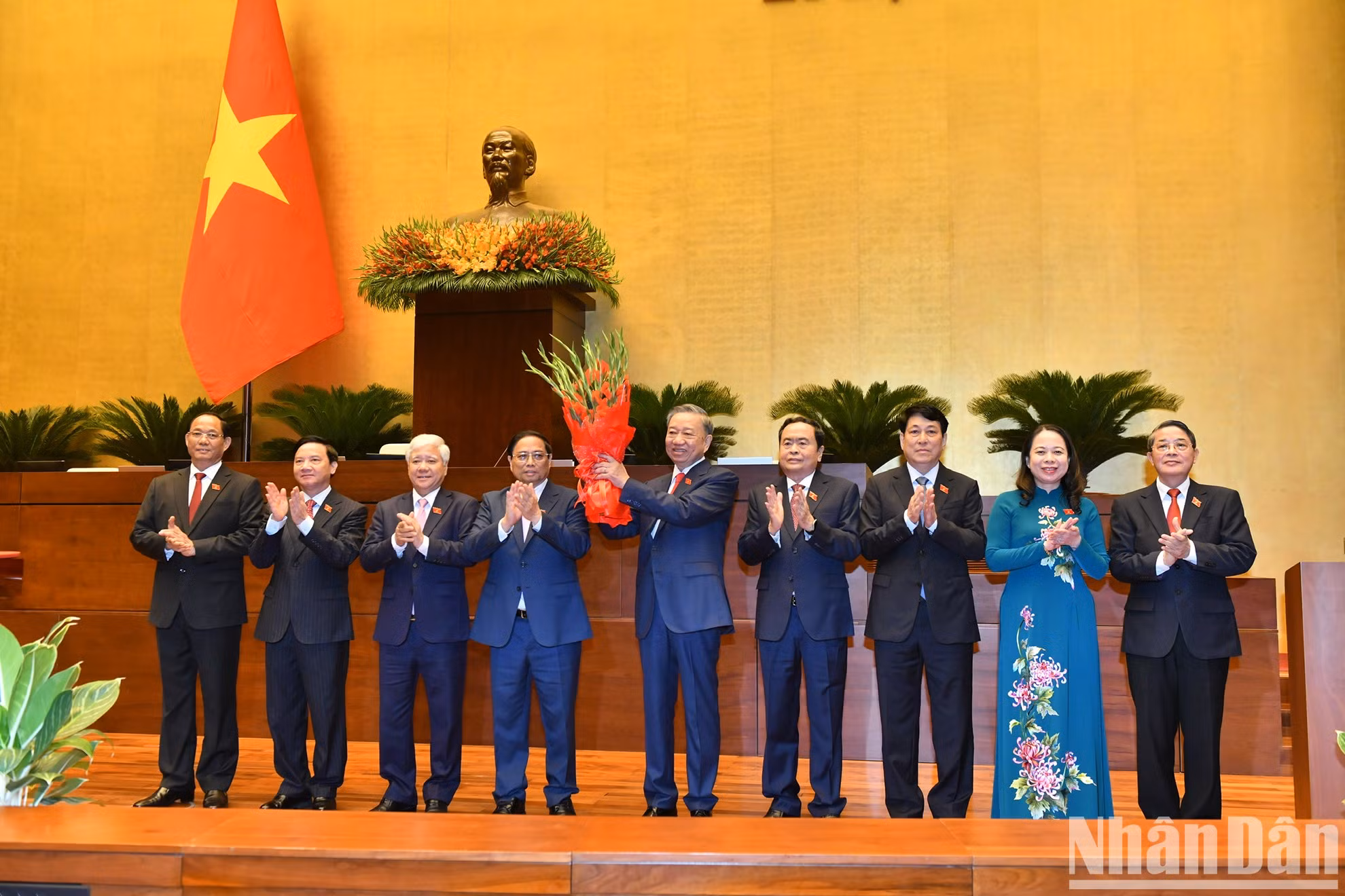 El primer ministro, Pham Minh Chinh; el titular de la Asamblea Nacional, Tran Thanh Man; el miembro permanente del Secretariado, Luong Cuong; el presidente del Comité Central del Frente de la Patria, Do Van Chien; la vicepresidenta Vo Thi Anh Xuan y los vicepresidentes de la Asamblea Nacional entregan flores para felicitar a To Lam.