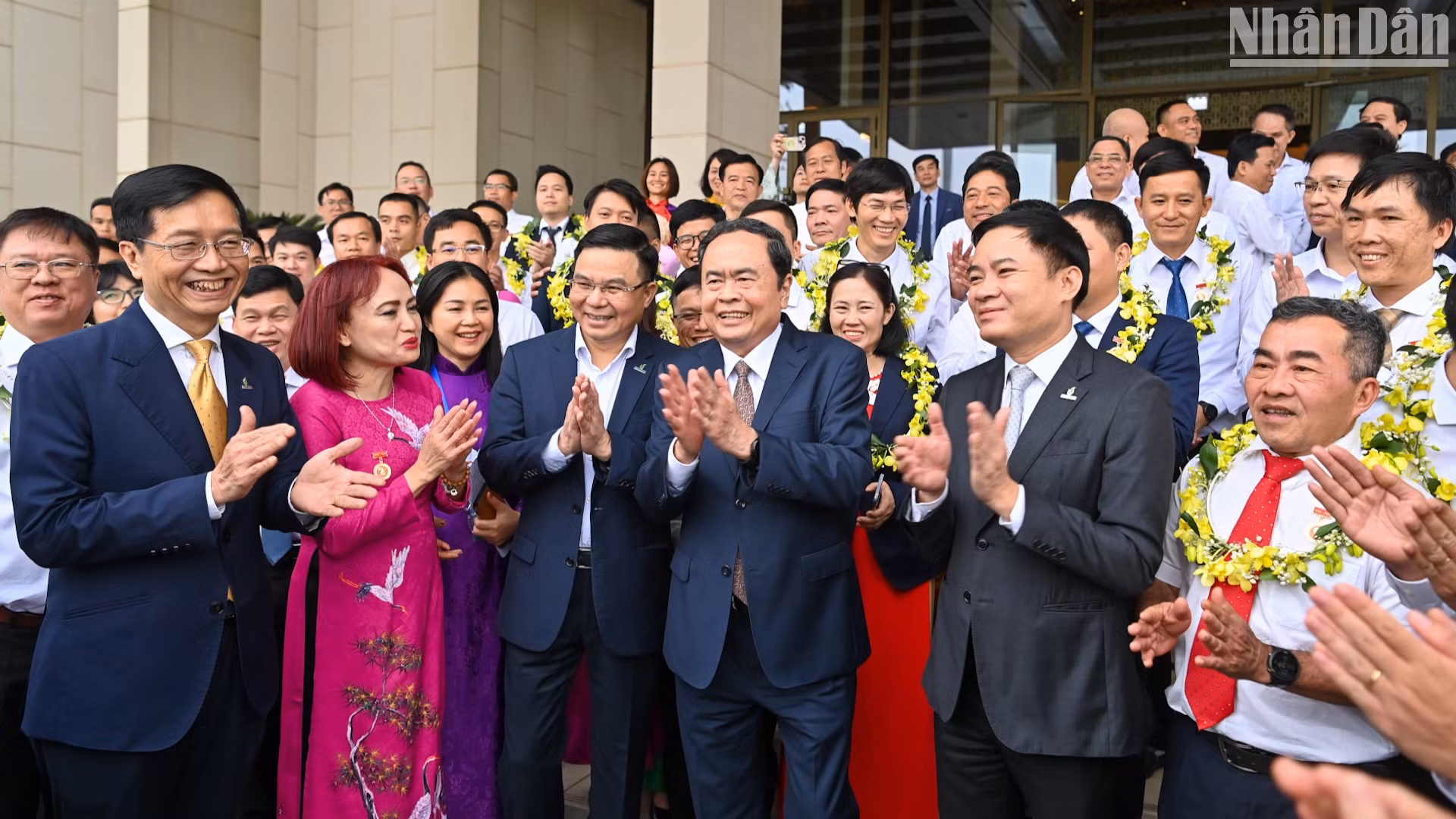 [Foto] Máximo dirigente legislativo vietnamita se reúne con destacados trabajadores de industria de petróleo y gas