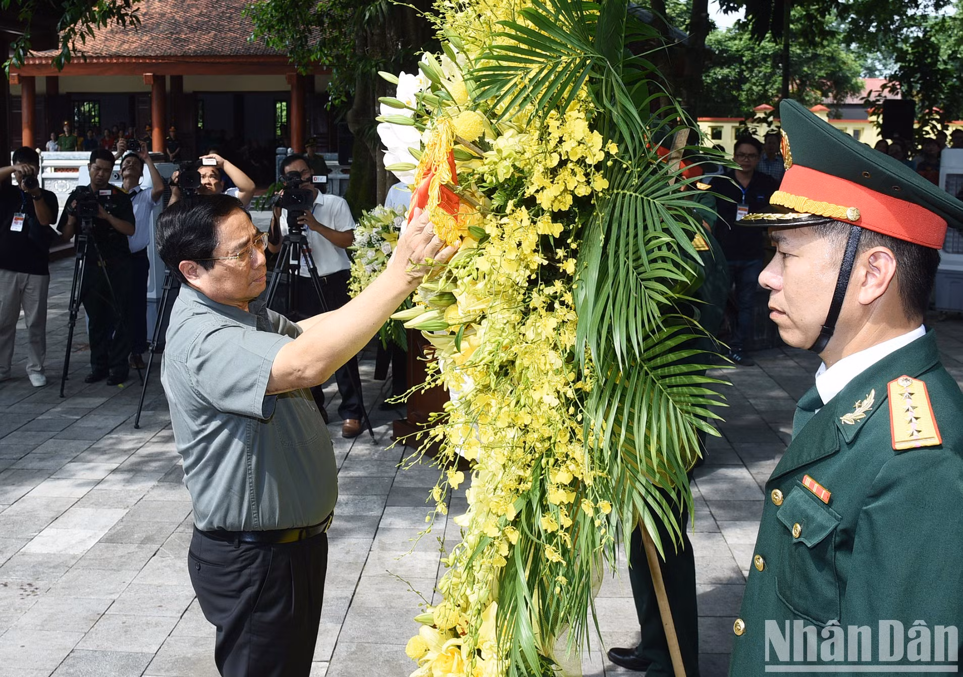 El premier vietnamita, Pham Minh Chinh, ofrece flores en la reliquia histórica 27 de julio en el distrito de Dai Tu.