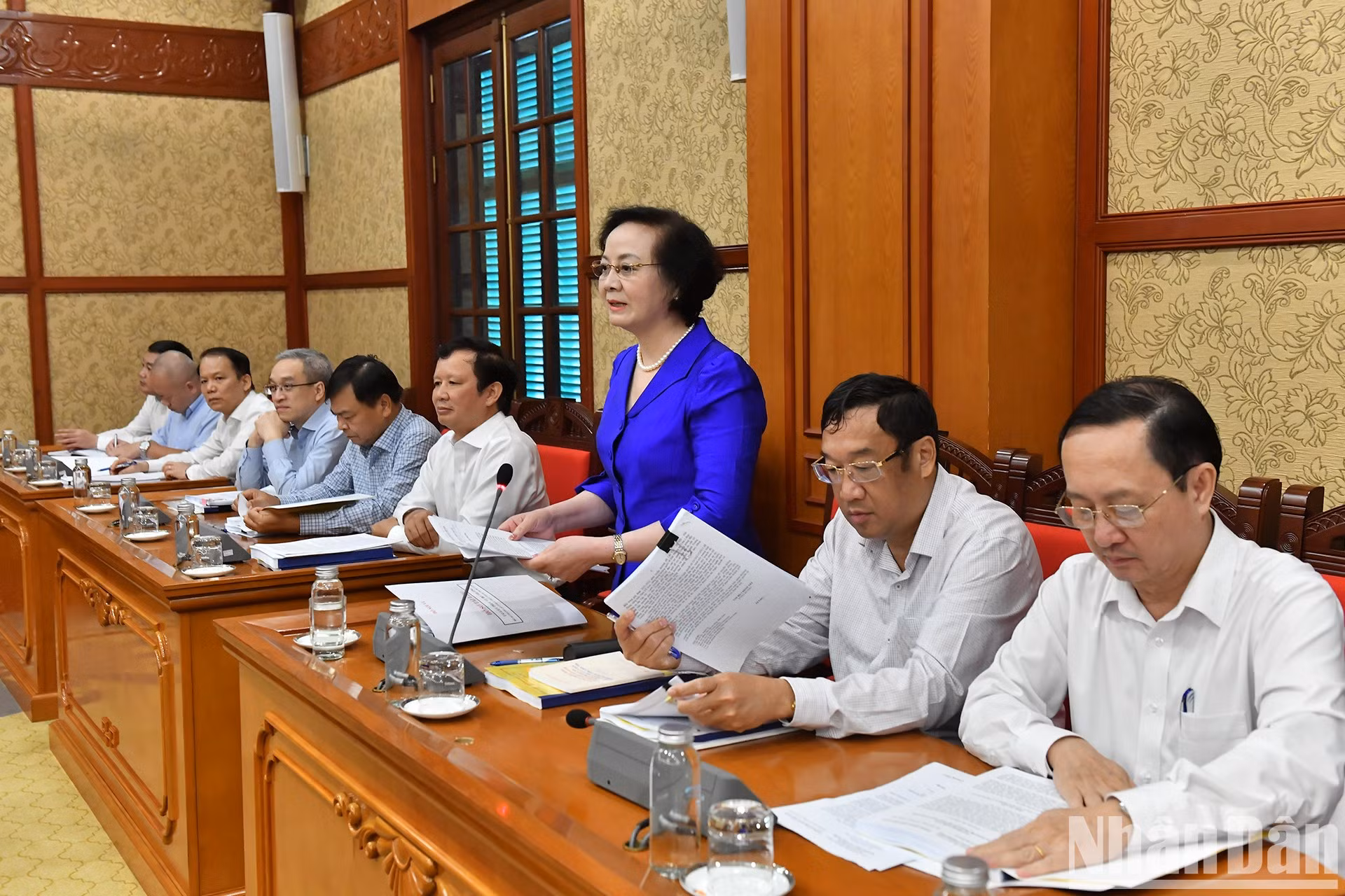 La ministra de Interior, Pham Thi Thanh Tra, presenta un informe.