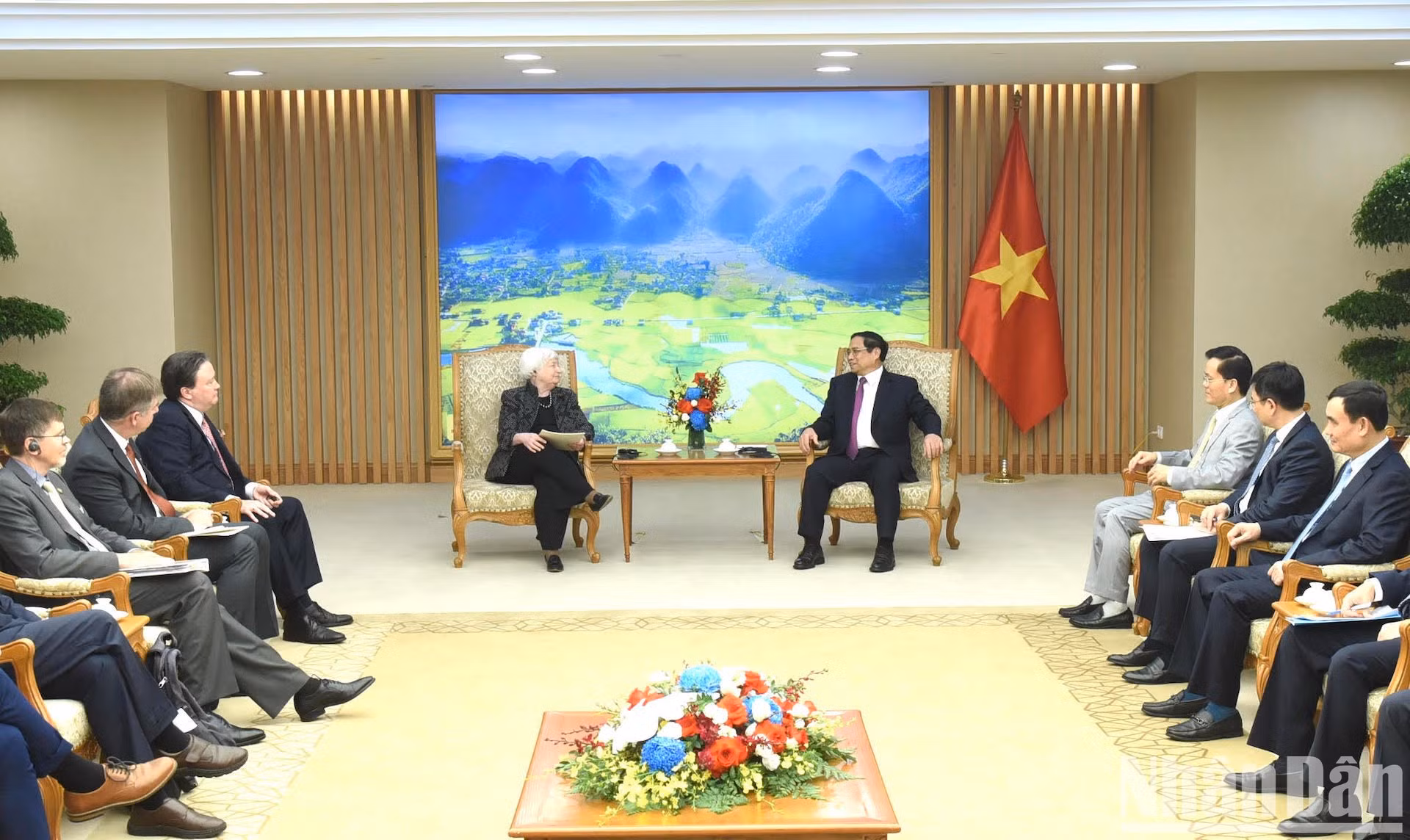 Minh Chinh instó a seguir intercambiando delegaciones a todos los niveles, en particular de alto nivel, reforzar la conectividad entre ambas economías e intensificar la cooperación económica, comercial y en materia de inversiones, incluido el crecimiento ecológico, la innovación, la alta tecnología y las cadenas de suministro.