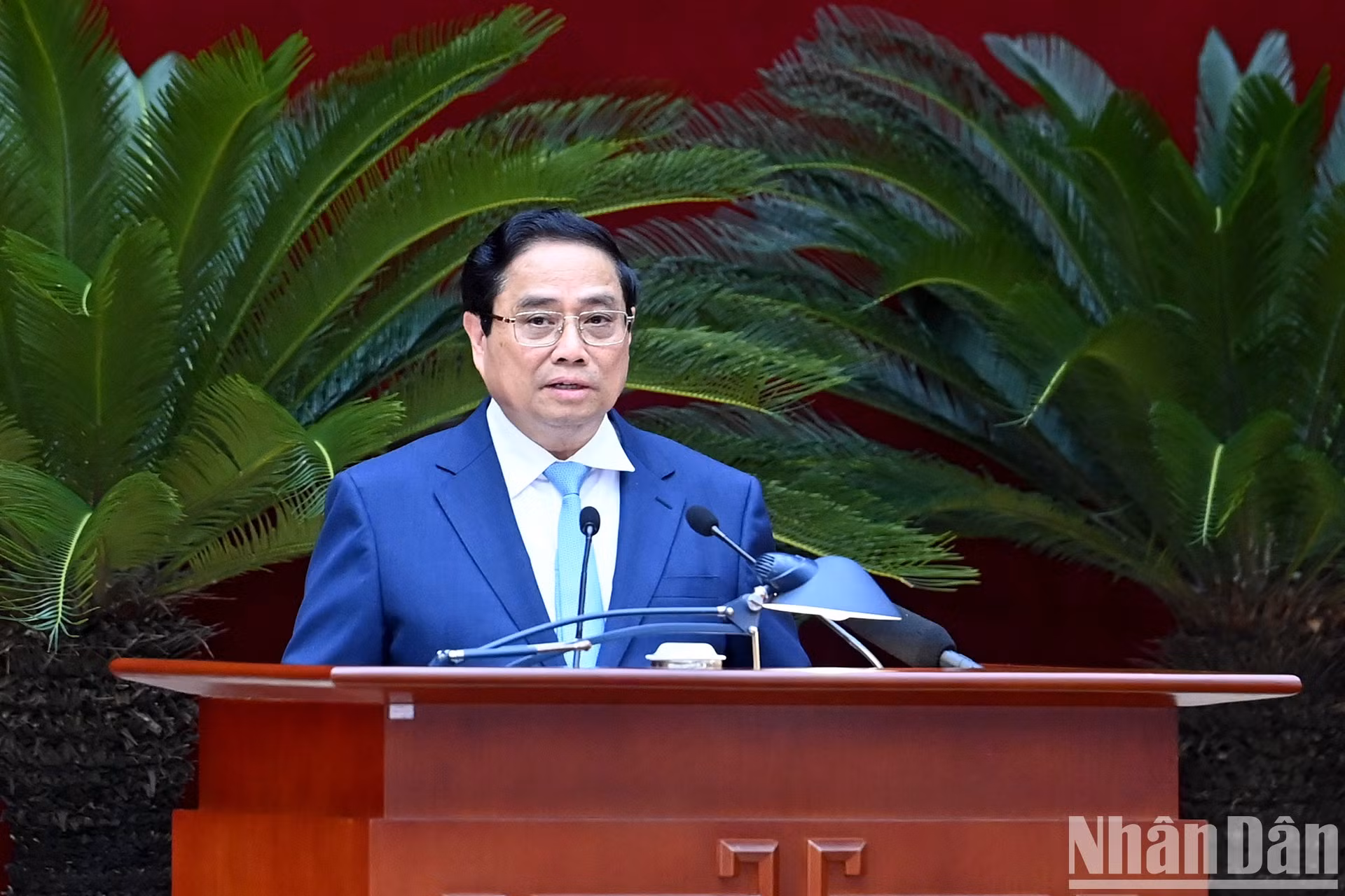 El primer ministro Pham Minh Chinh preside la sesión inaugural de la conferencia.