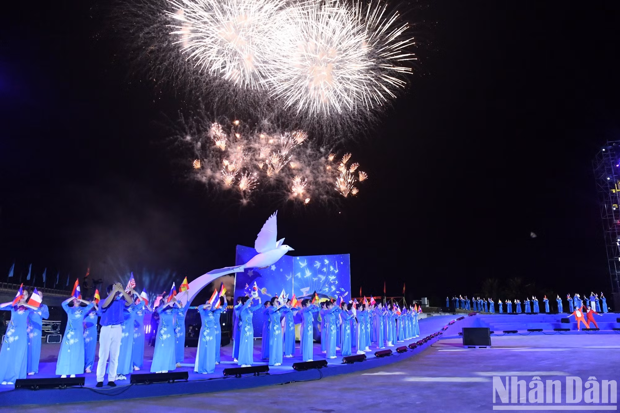 La canción "El gran círculo de Vietnam" finaliza el programa con un brillante espectáculo de fuegos artificiales. La canción "El gran círculo de Vietnam" finaliza el programa con un brillante espectáculo de fuegos artificiales.