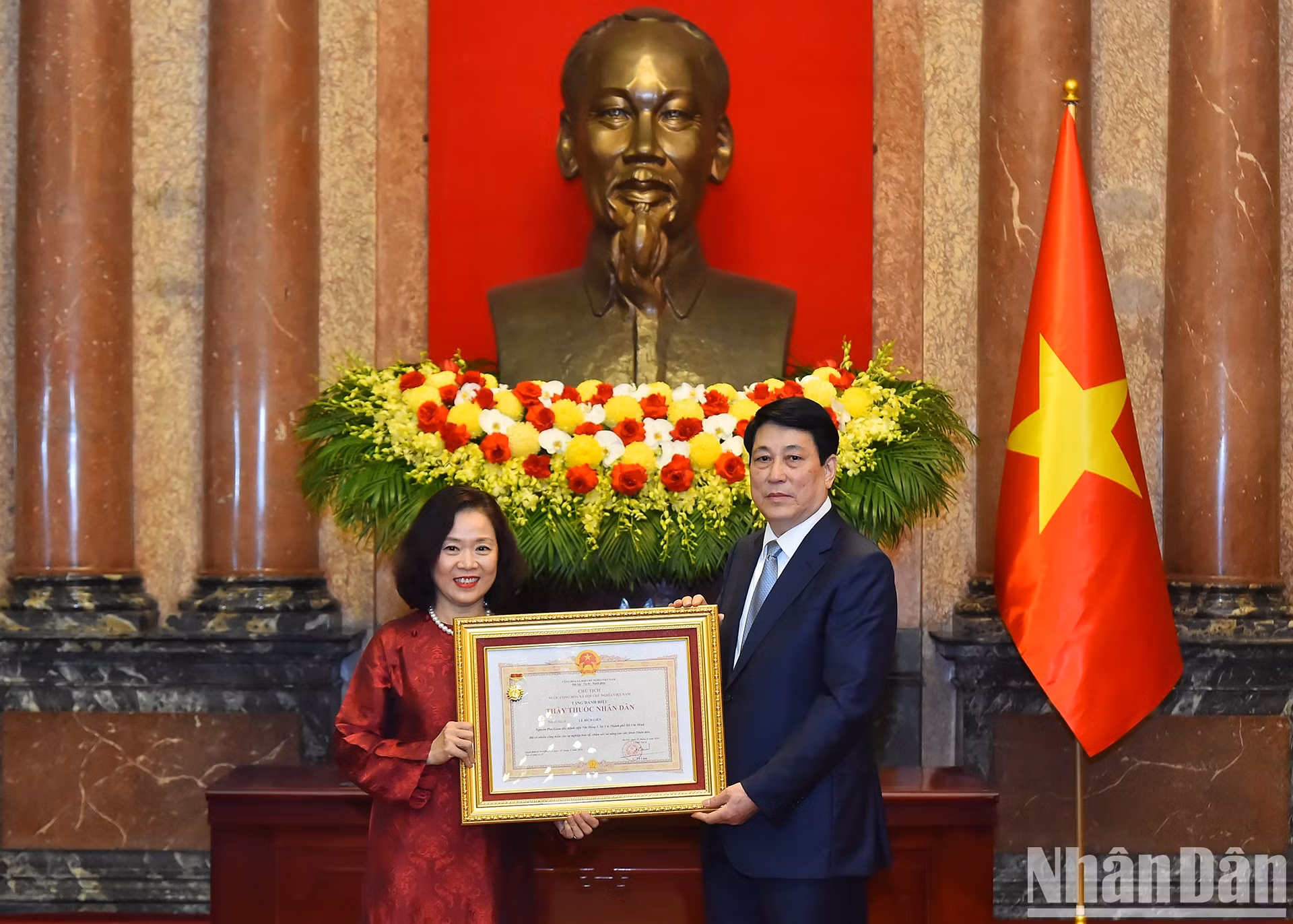 El presidente vietnamita, Luong Cuong, otorga el título "Médico del Pueblo" a los individuos.