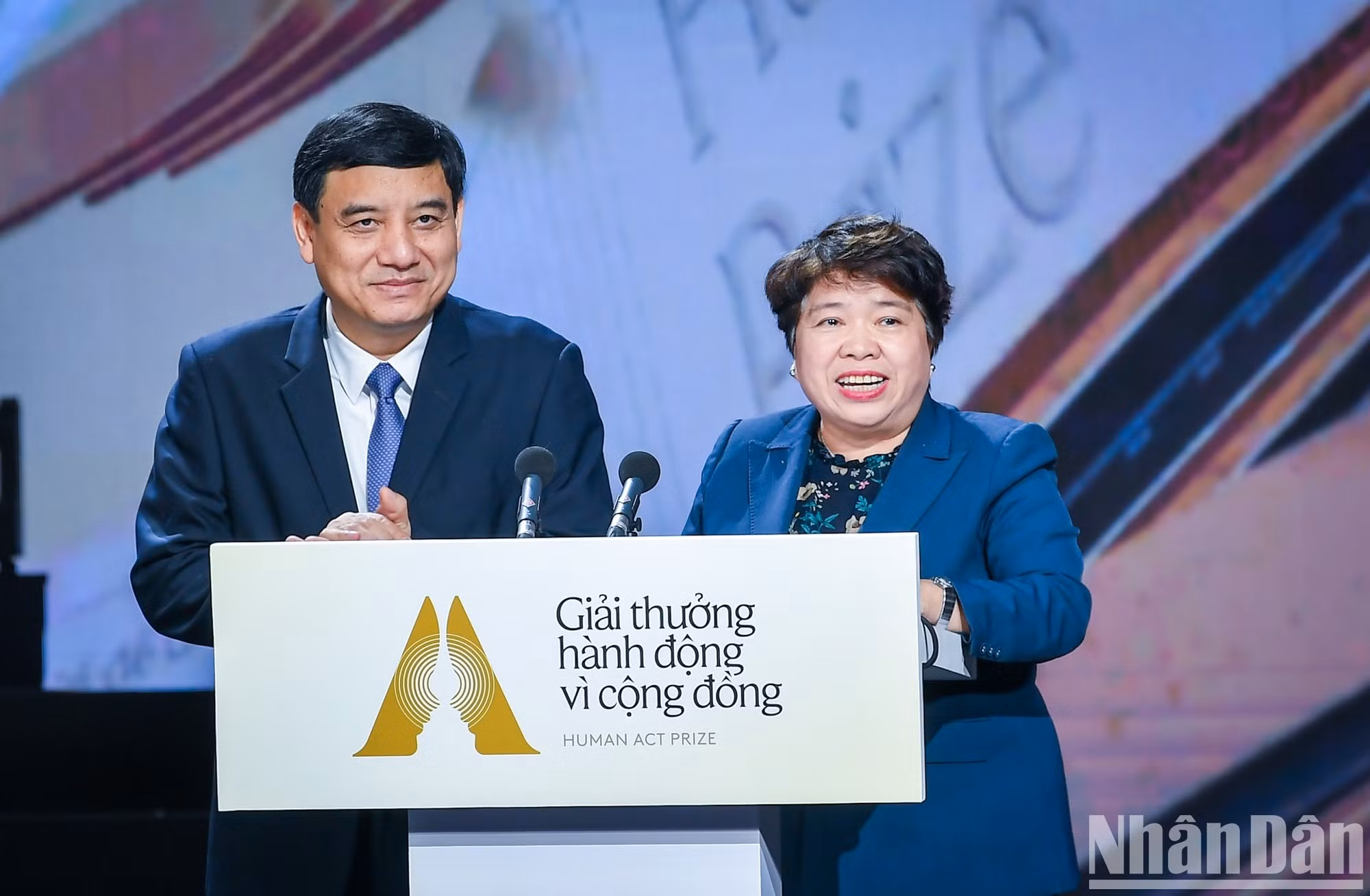 Los diputados de la Asamblea Nacional Nguyen Dac Vinh y Nguyen Thuy Anh anuncian las iniciativas ganadoras de la categoría de Proyecto Sostenible.