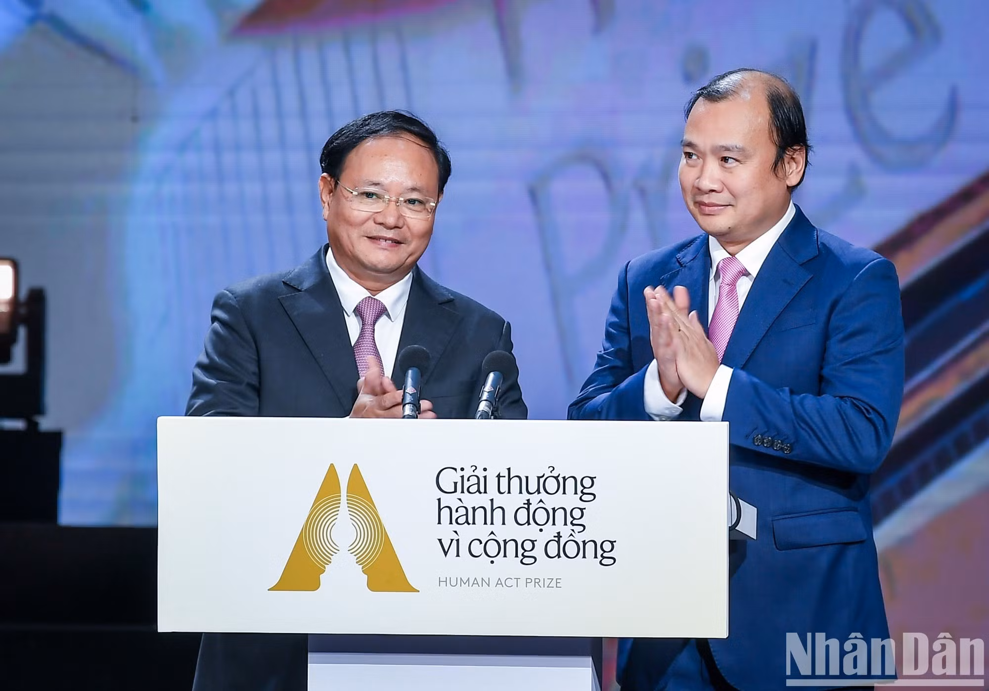 Le Hai Binh, editor jefe de la Revista Comunista y Le Minh Ngan, viceministro de Recursos Naturales y Medio Ambiente, anuncian los proyectos premiados de la categoría del Proyecto Persistencia.