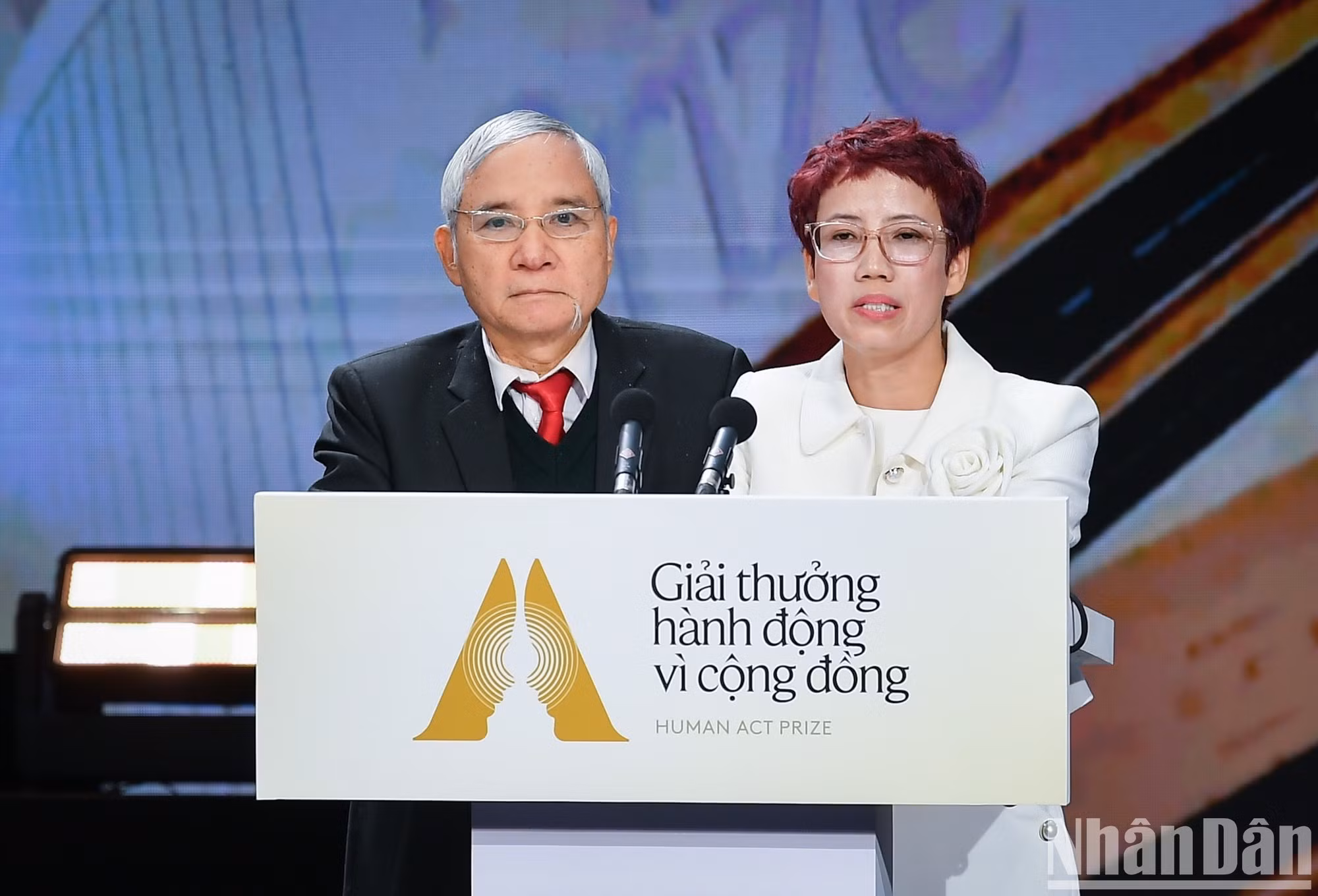 Los representantes del jurado, Nguyen Huu Ninh y Tran Mai Anh, anuncian los proyectos galardonados en la categoría de Proyecto Oportuno.
