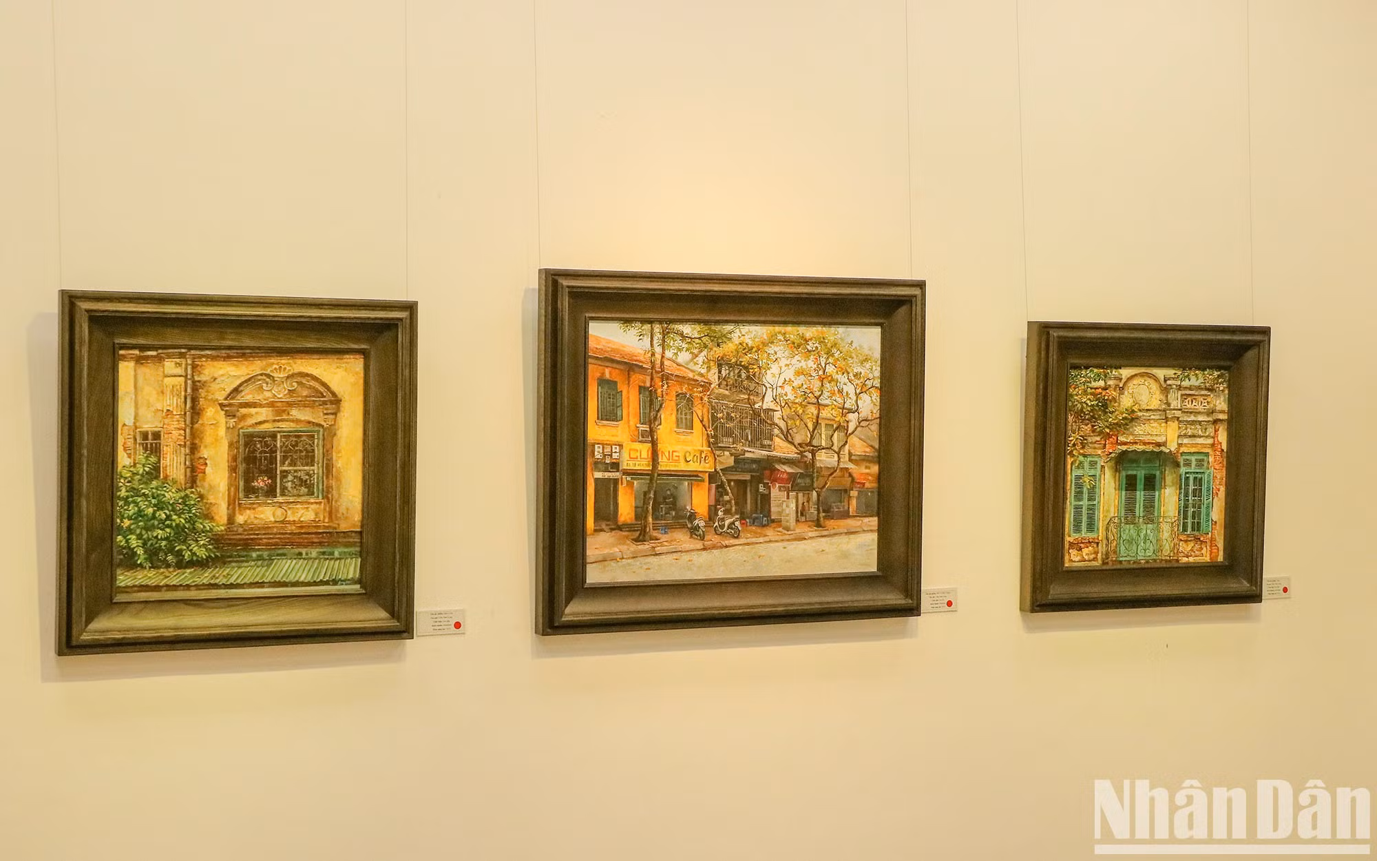 Aunque incapaz de hablar y oír, Long expresa sus sentimientos y perspectivas sobre un Hanói nostálgico y antiguo a través de sus pinturas. Aunque incapaz de hablar y oír, Long expresa sus sentimientos y perspectivas sobre un Hanói nostálgico y antiguo a través de sus pinturas.