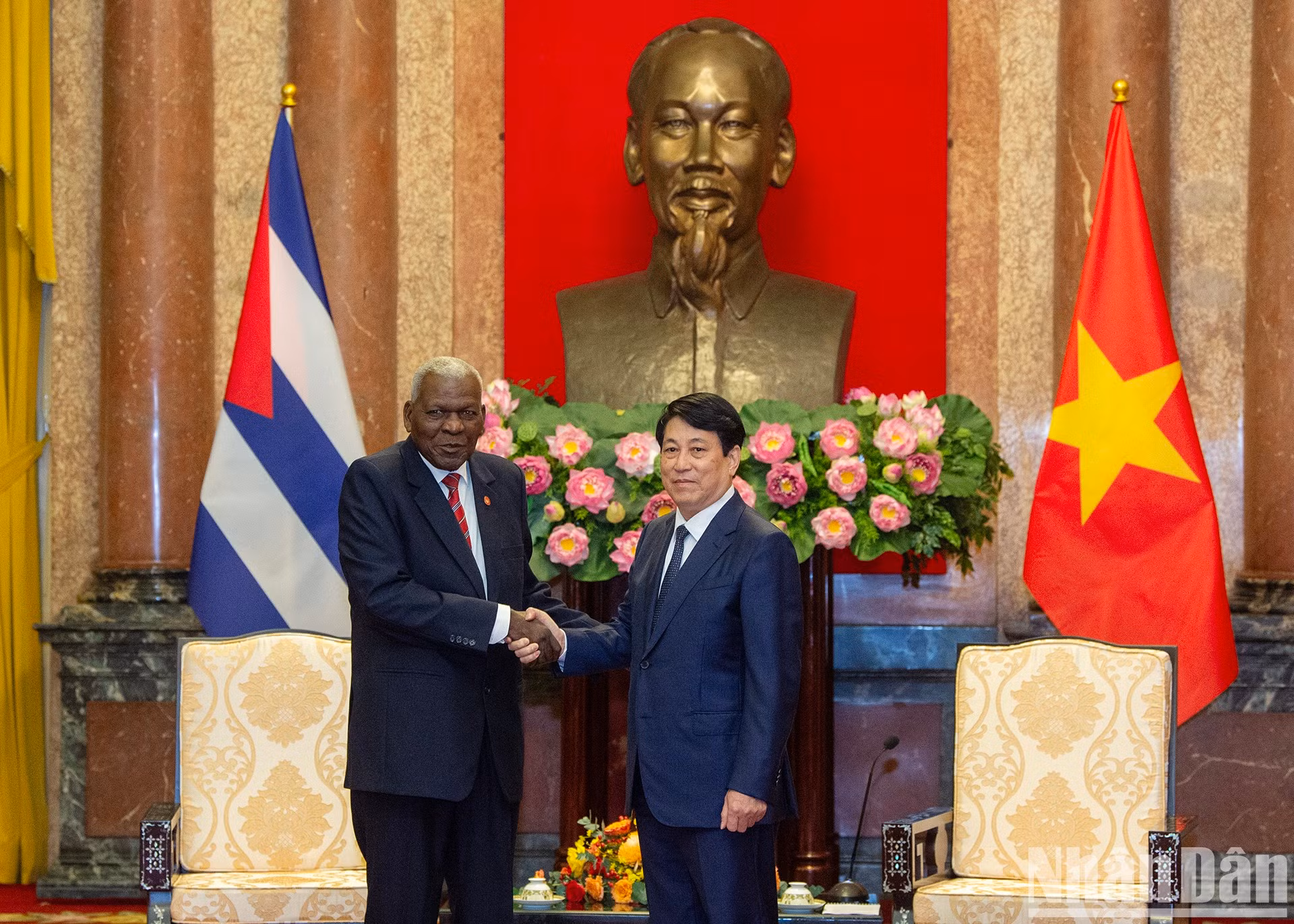 El presidente vietnamita, Luong Cuong, y el titular de la Asamblea Nacional de Cuba, Esteban Lazo Hernández.