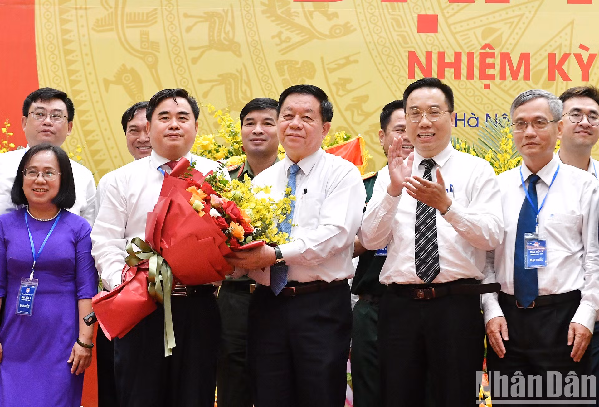 Trong Nghia entregó flores para felicitar a la Junta Ejecutiva de la Asociación de Editoriales de Vietnam, en el período 2023-2028. Trong Nghia entregó flores para felicitar a la Junta Ejecutiva de la Asociación de Editoriales de Vietnam, en el período 2023-2028.