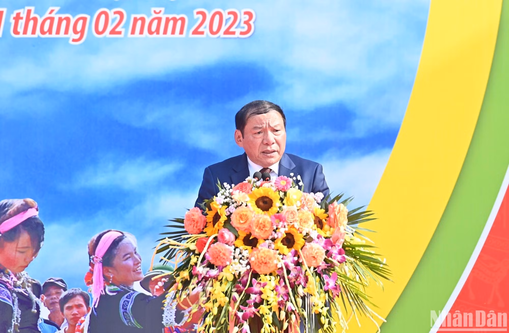 El ministro de Cultura, Deportes y Turismo, Nguyen Van Hung, habla en el festival.