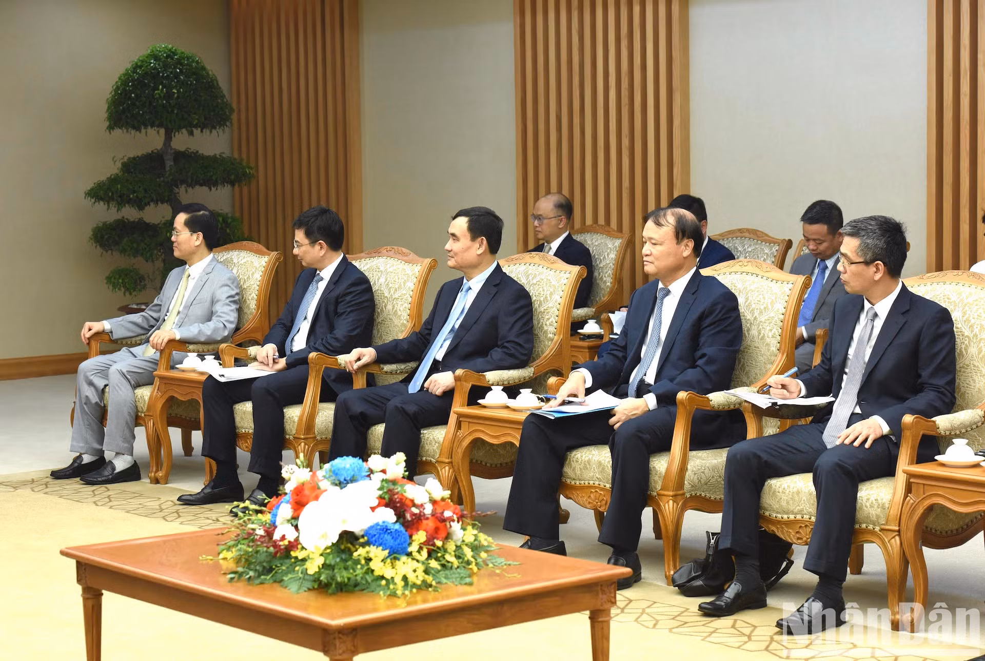 Dirigentes vietnamitas de ministerios y sectores en la reunión.