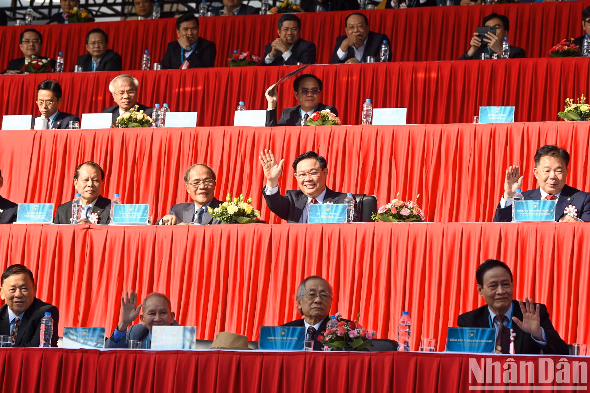 Dinh Hue y los delegados.