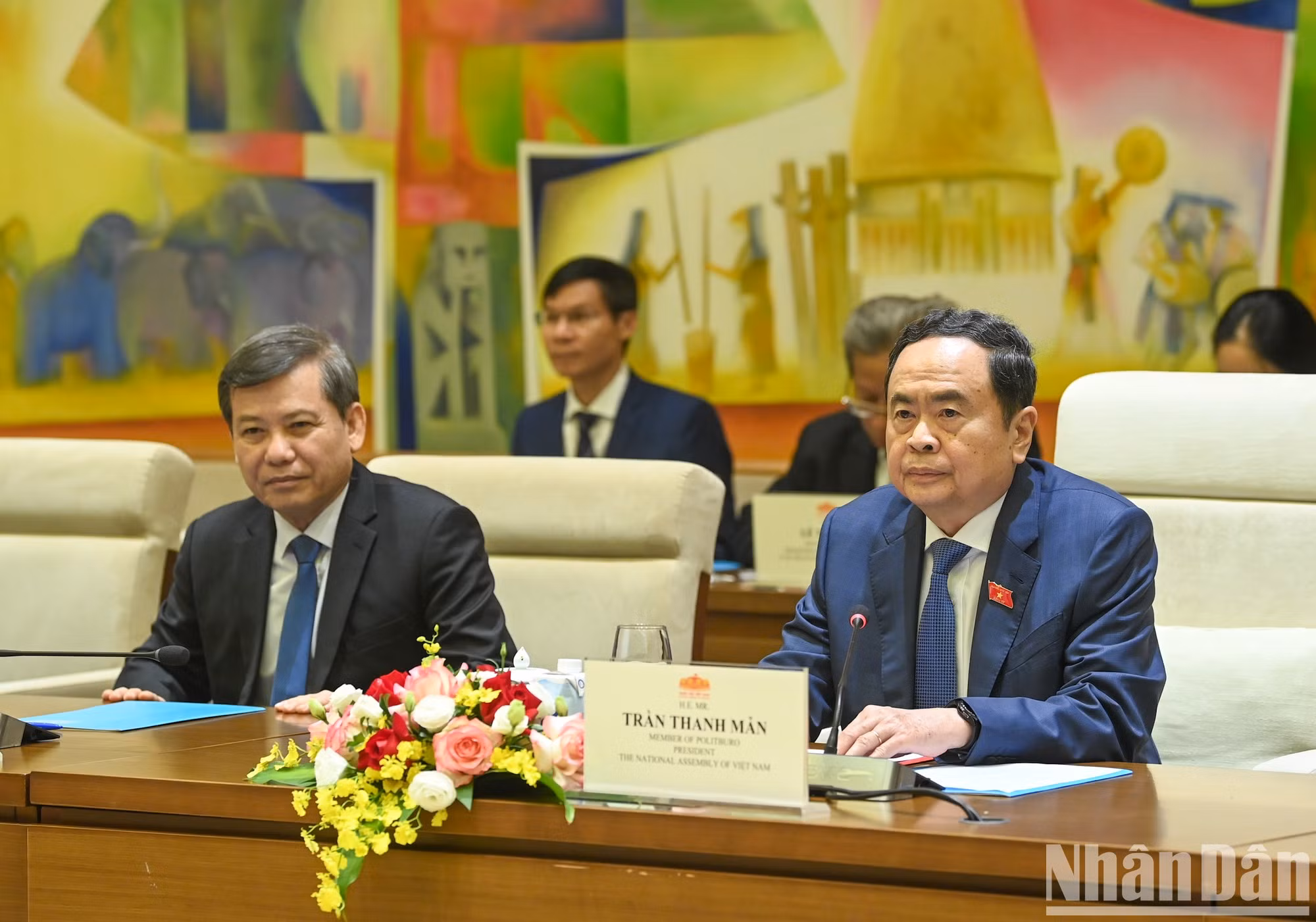 El titular de la Asamblea Nacional vietnamita, Tran Thanh Man, habla en la reunión.