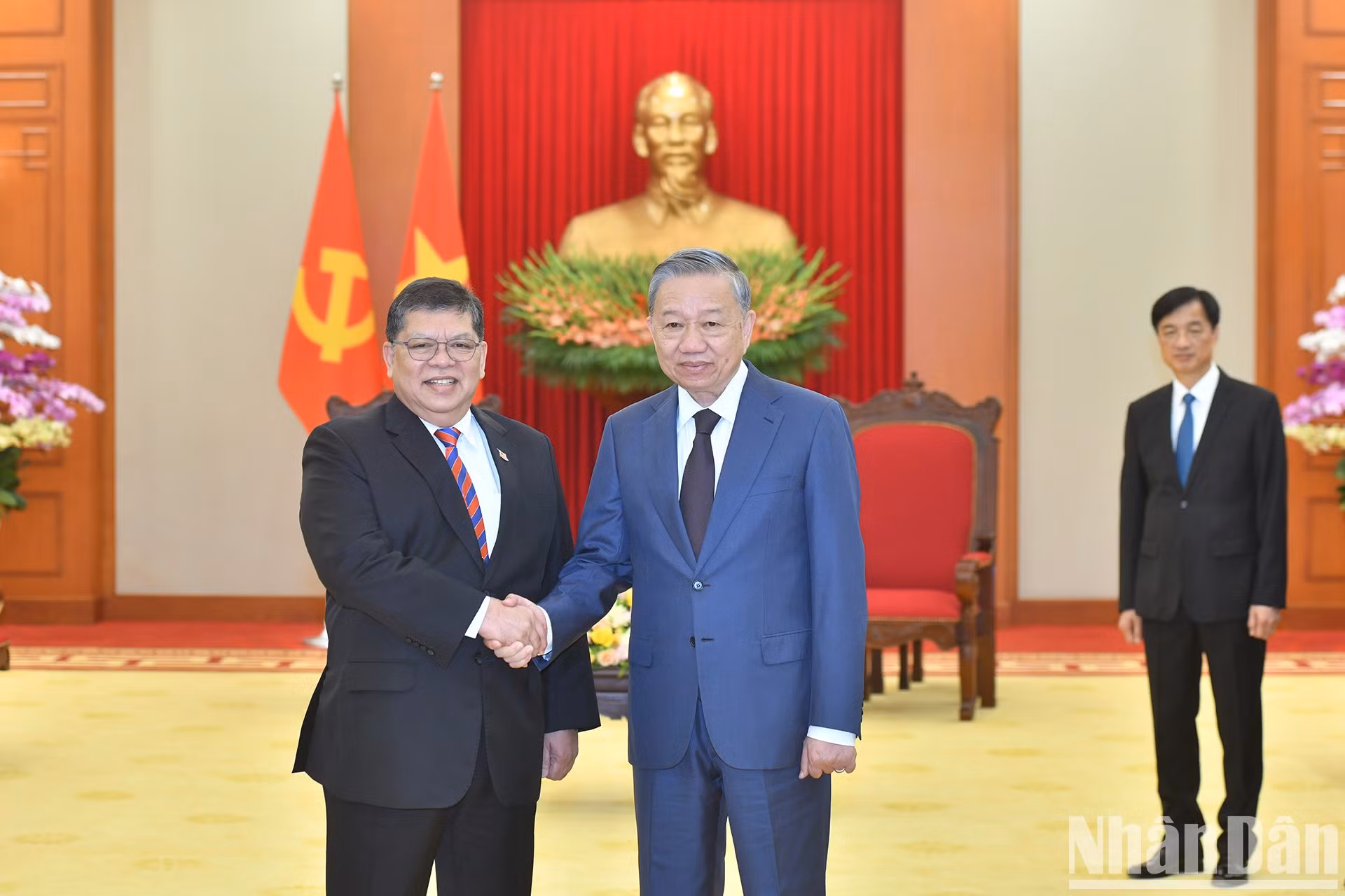 El secretario general del Partido Comunista de Vietnam, To Lam, recibe al presidente de la Cámara de Representantes de Malasia, Tan Sri Dato' Johari Bin Abdul.