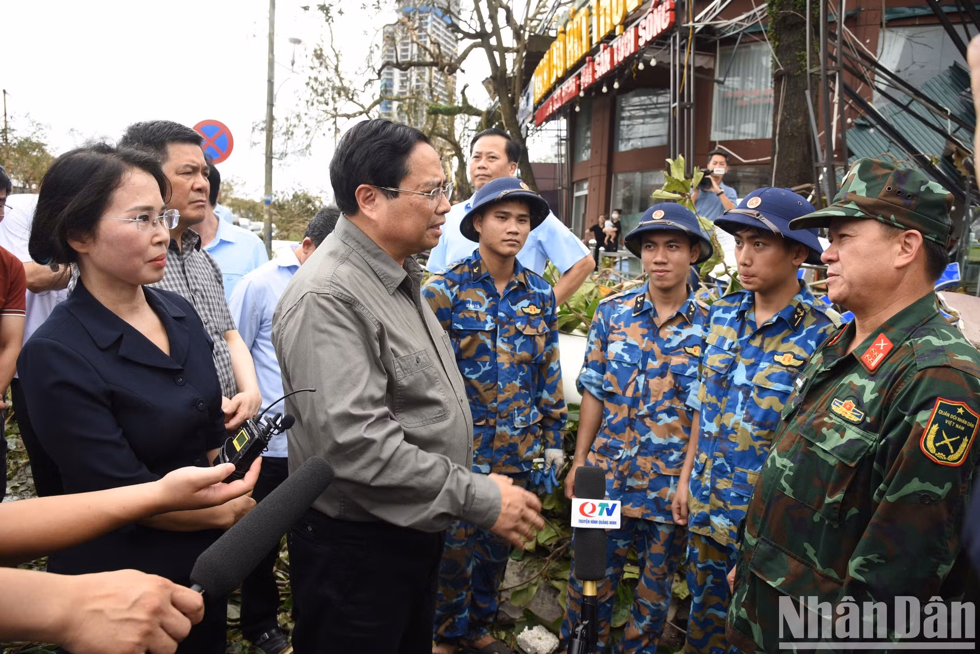 [Foto] Premier vietnamita inspecciona labores para superación de consecuencias de tifón Yagi en Quang Ninh