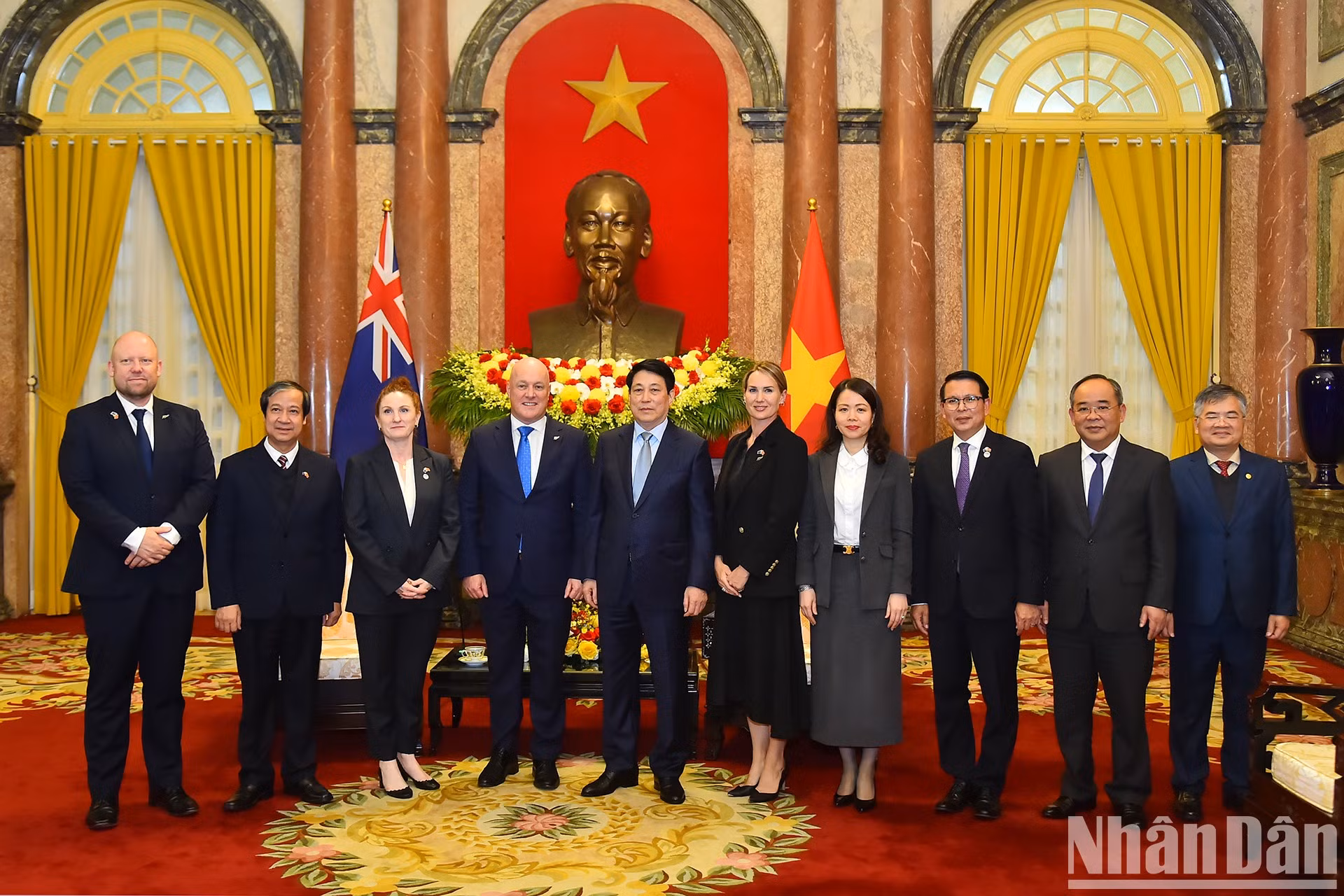 El presidente vietnamita, Luong Cuong, el premier de Nueva Zelanda, Christopher Luxon, y los funcionarios de ambos países en la cita.