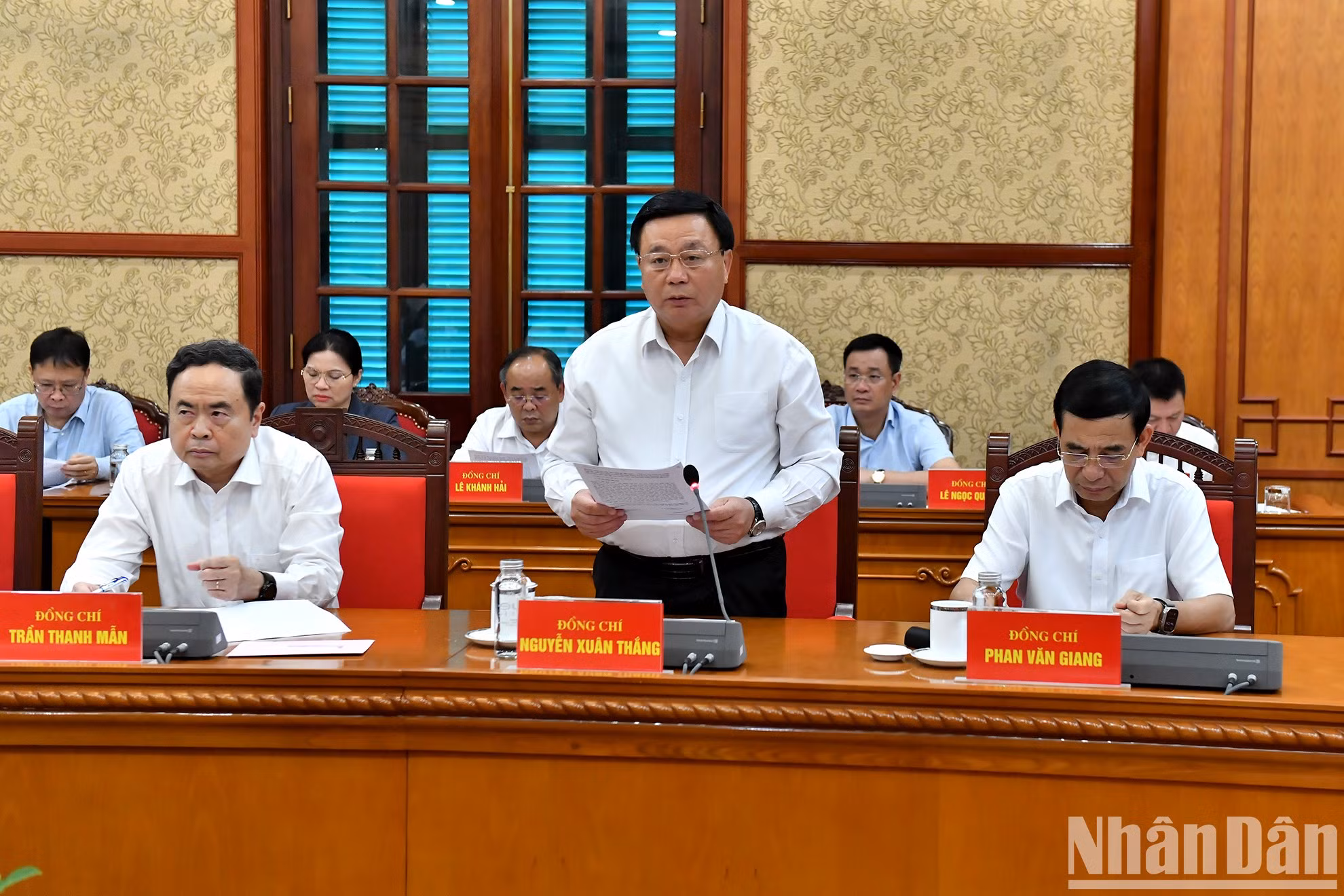 El presidente del Consejo Teórico Central del PCV y director de la Academia Nacional de Política Ho Chi Minh, Nguyen Xuan Thang, presenta un informe.
