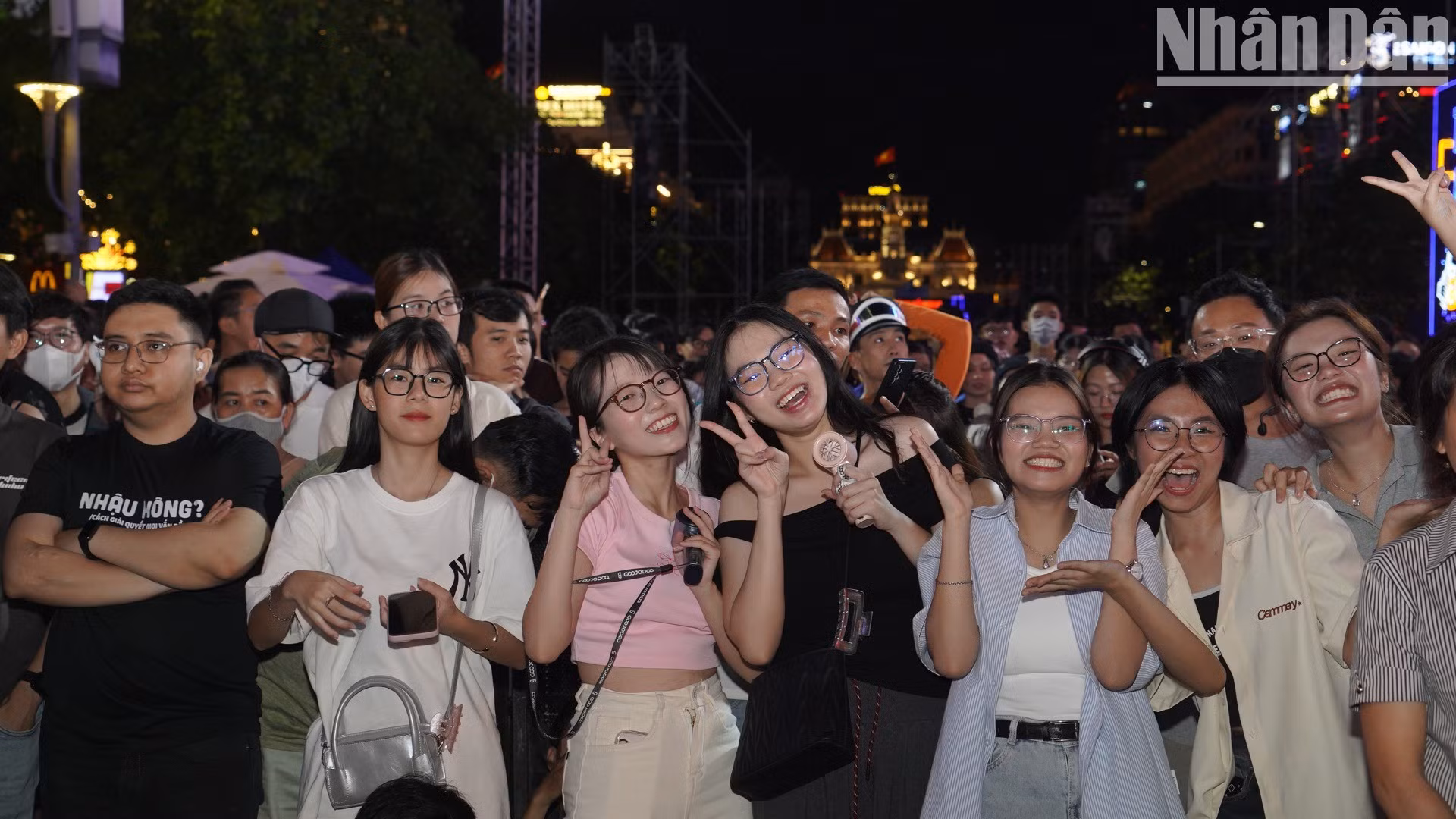 A partir de las 7 p.m., muchas personas y turistas extranjeros se congregan en la calle Nguyen Hue para disfrutar de las actividades artísticas.
