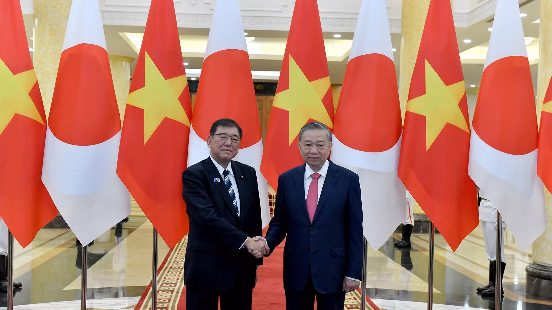 [Foto] Líder partidista vietnamita recibe a primer ministro japonés 